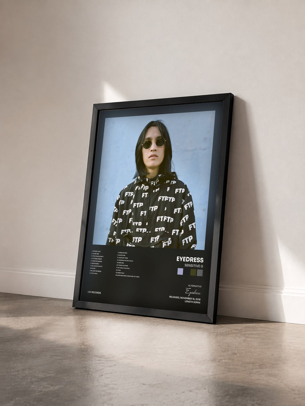 #noir Tableau de l'album Sensitive G de Eyedress vu de trois quarts, cadre noir