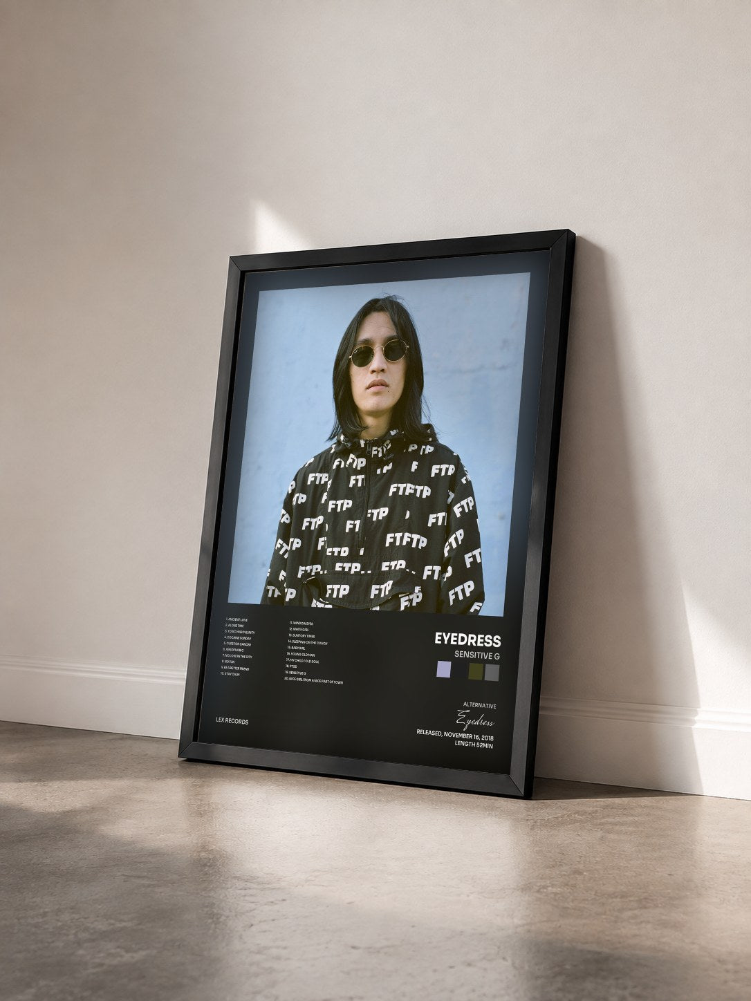 #noir Tableau de l'album Sensitive G de Eyedress vu de trois quarts, cadre noir