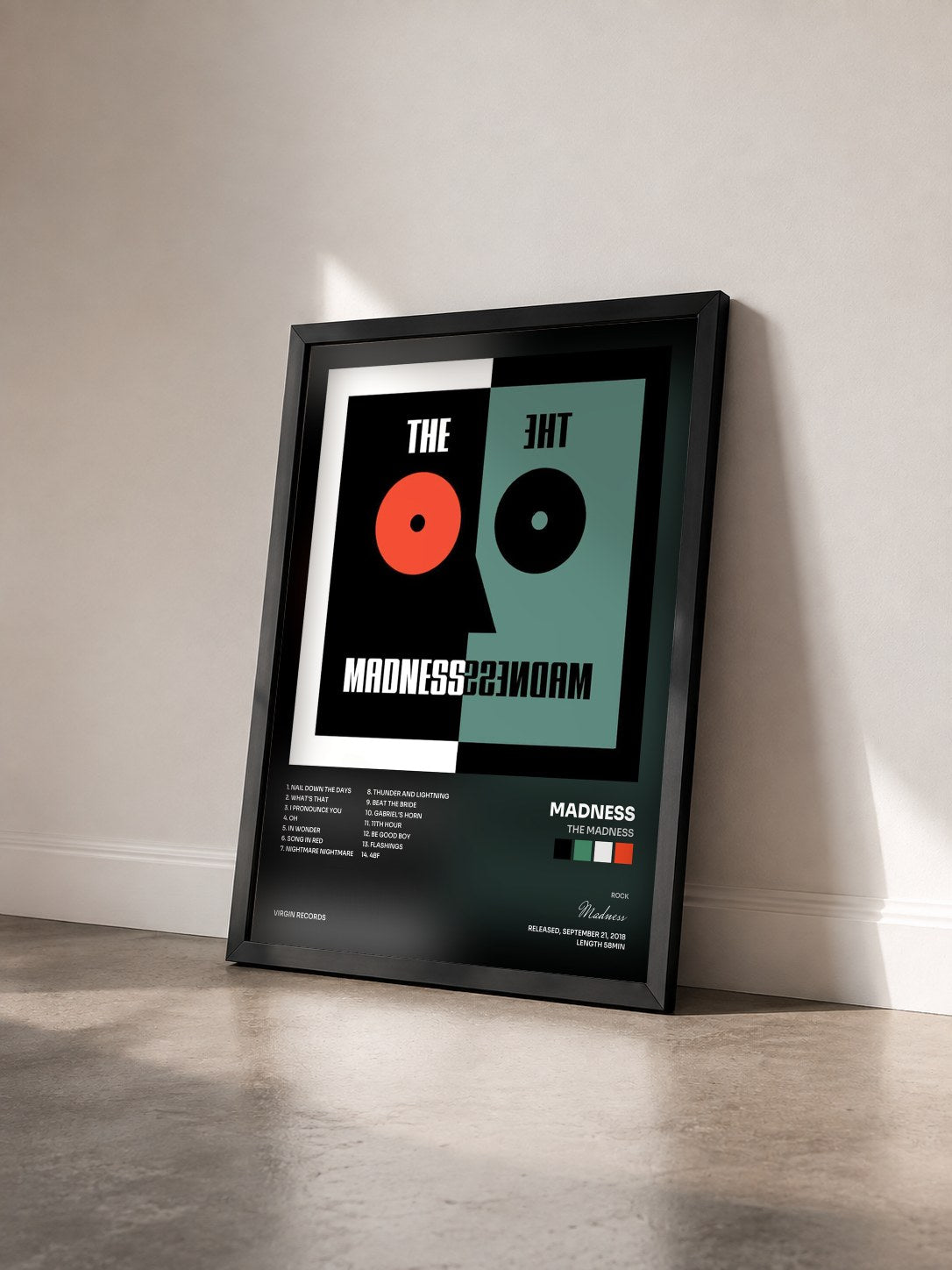 #noir Tableau de l'album The Madness de Madness vu de trois quarts, cadre noir