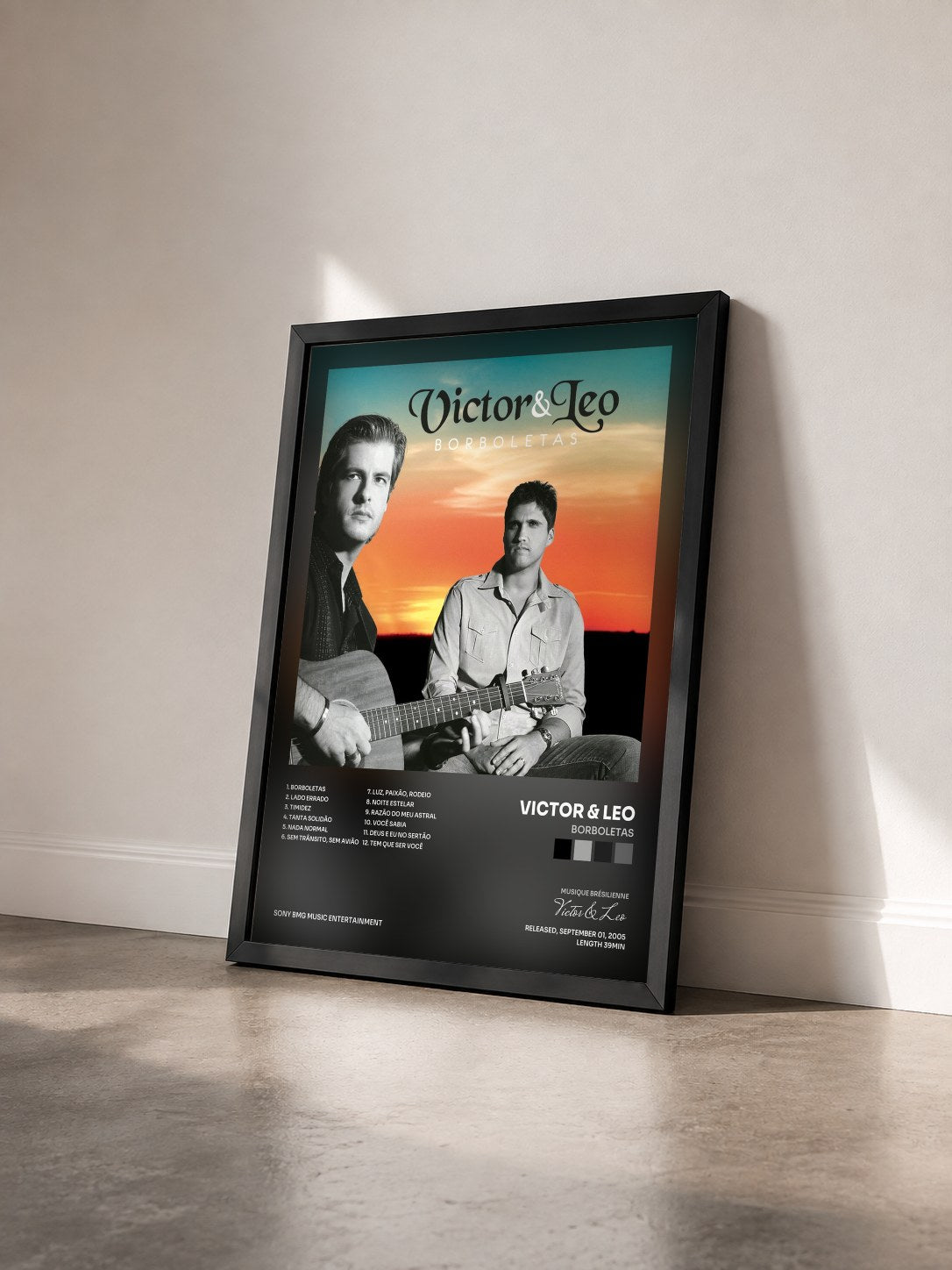 #noir Tableau de l'album Borboletas de Victor & Leo vu de trois quarts, cadre noir