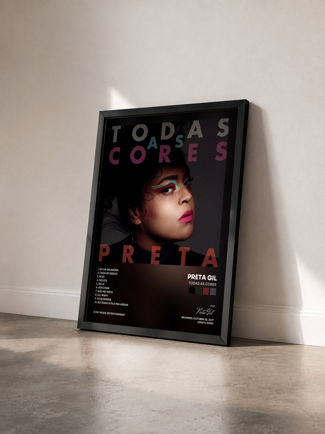 #noir Tableau de l'album Todas as Cores de Preta Gil vu de trois quarts, cadre noir