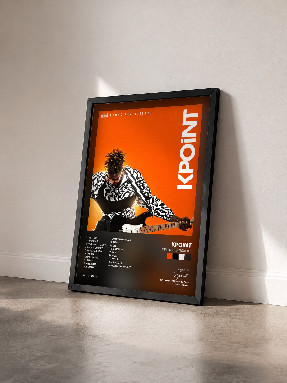 #noir Tableau de l'album Temps additionnel de Kpoint vu de trois quarts, cadre noir
