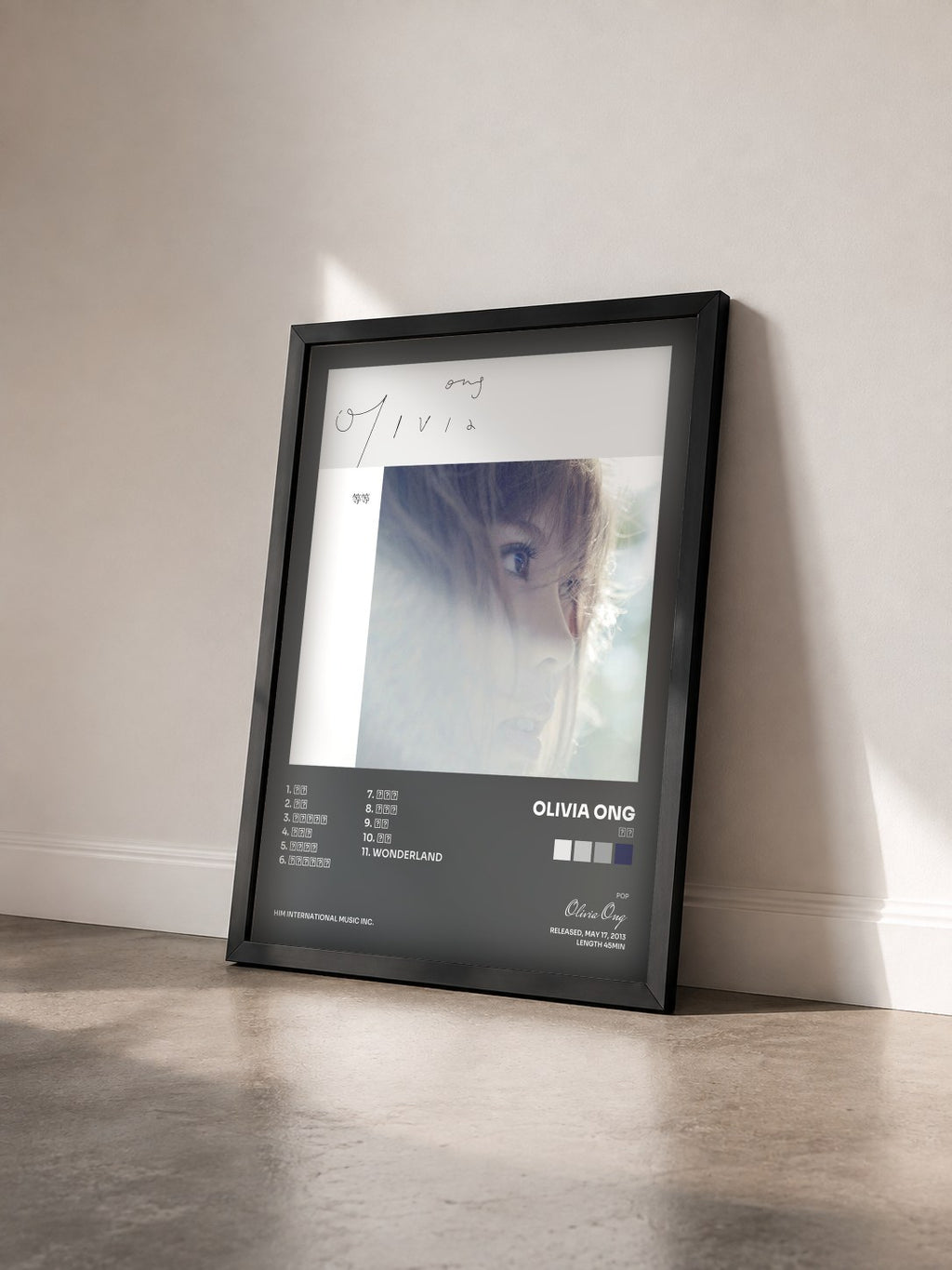 #noir Tableau de l'album 等等 de Olivia Ong vu de trois quarts, cadre noir