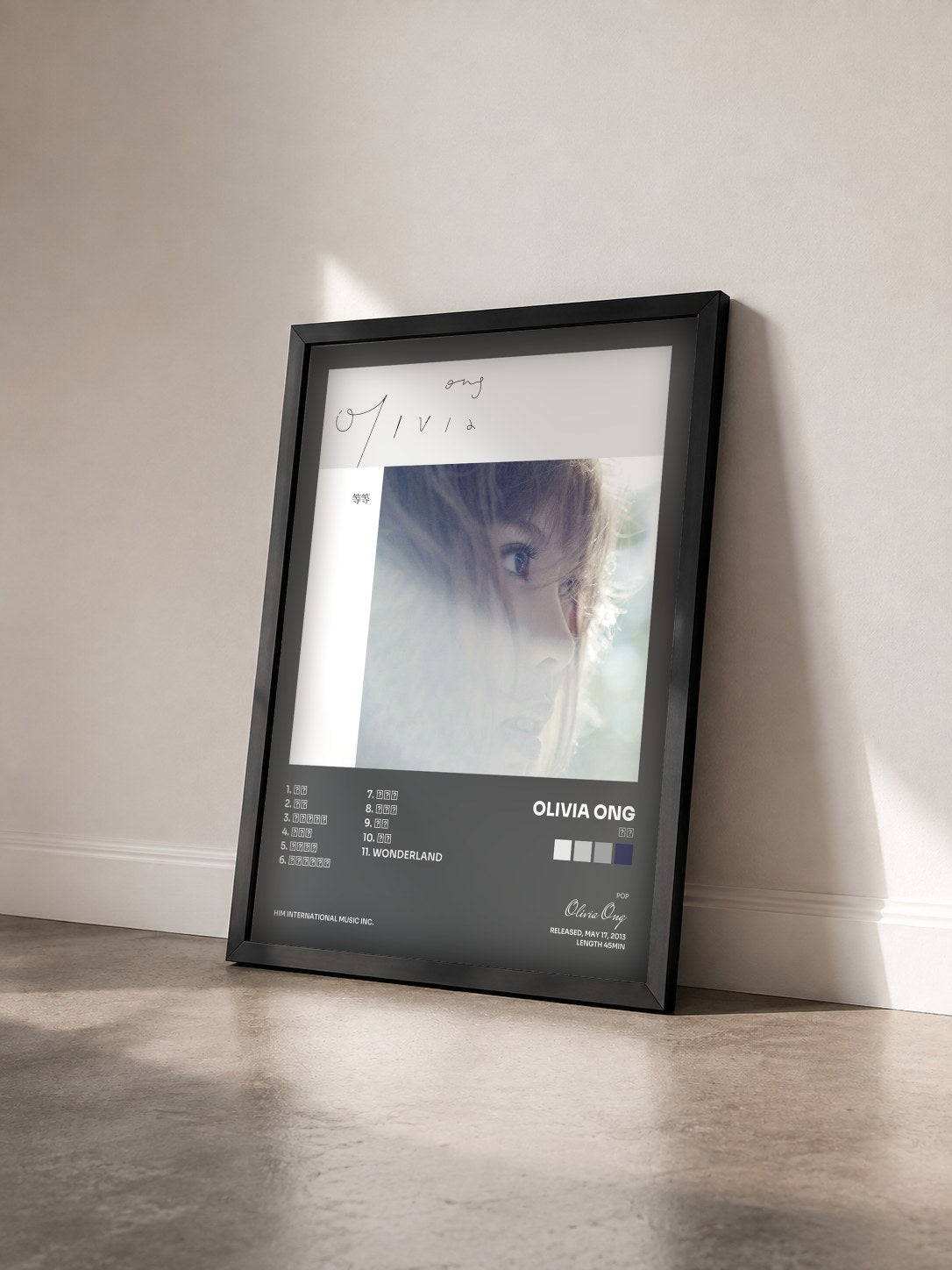 #noir Tableau de l'album 等等 de Olivia Ong vu de trois quarts, cadre noir