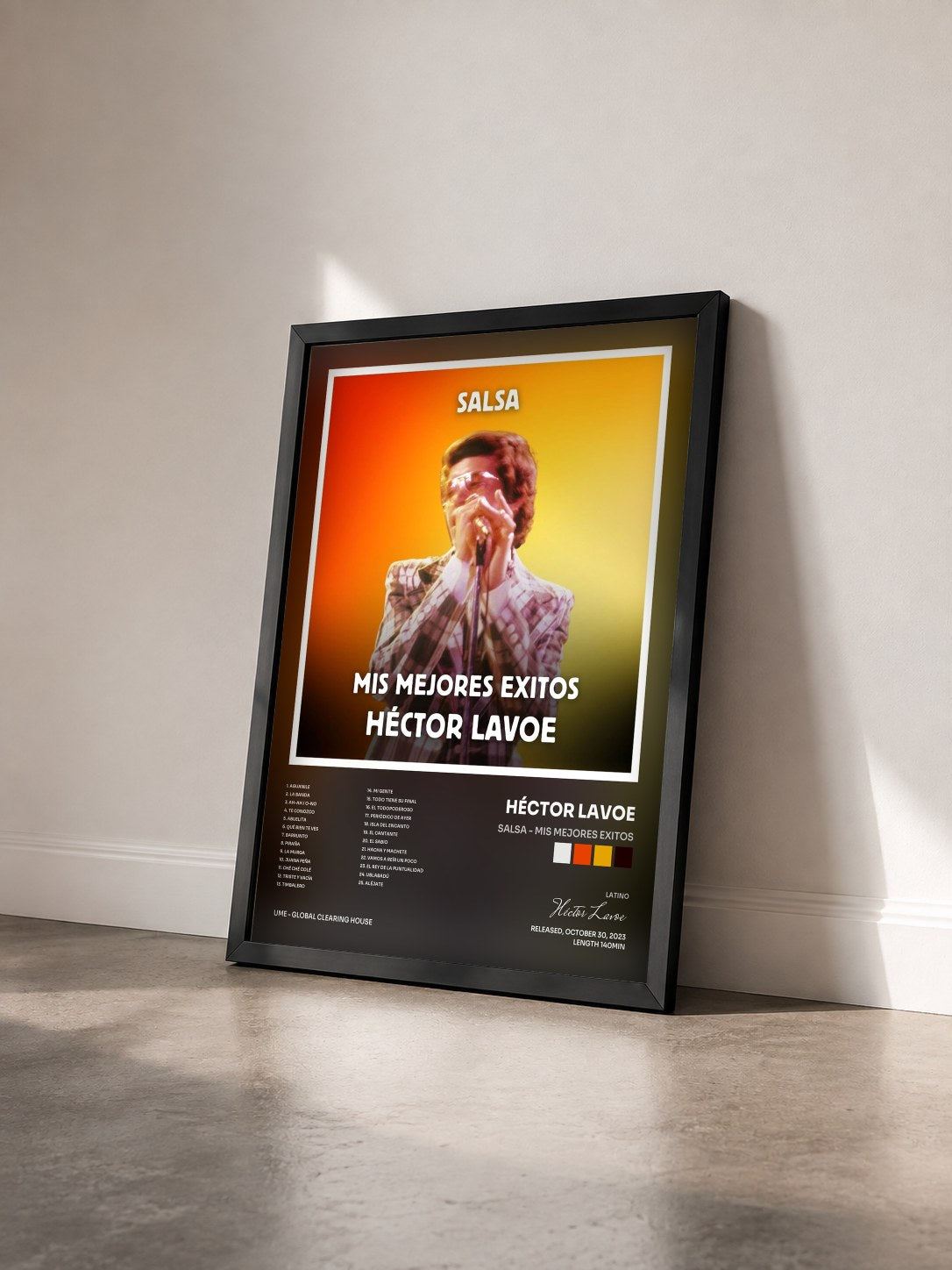 #noir Tableau de l'album Salsa - Mis Mejores Exitos de Héctor Lavoe vu de trois quarts, cadre noir