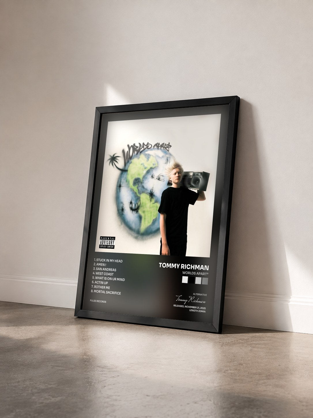 #noir Tableau de l'album WORLDS APART* de Tommy Richman vu de trois quarts, cadre noir