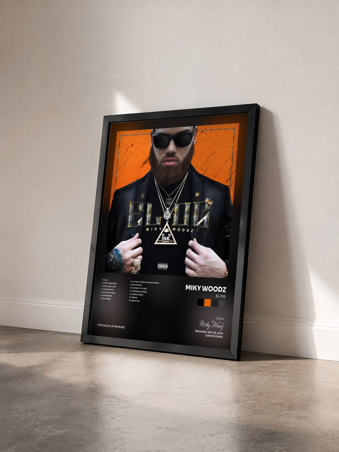 #noir Tableau de l'album EL OG de Miky Woodz vu de trois quarts, cadre noir