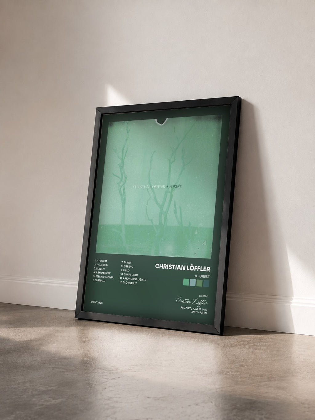 #noir Tableau de l'album A Forest de Christian Löffler vu de trois quarts, cadre noir