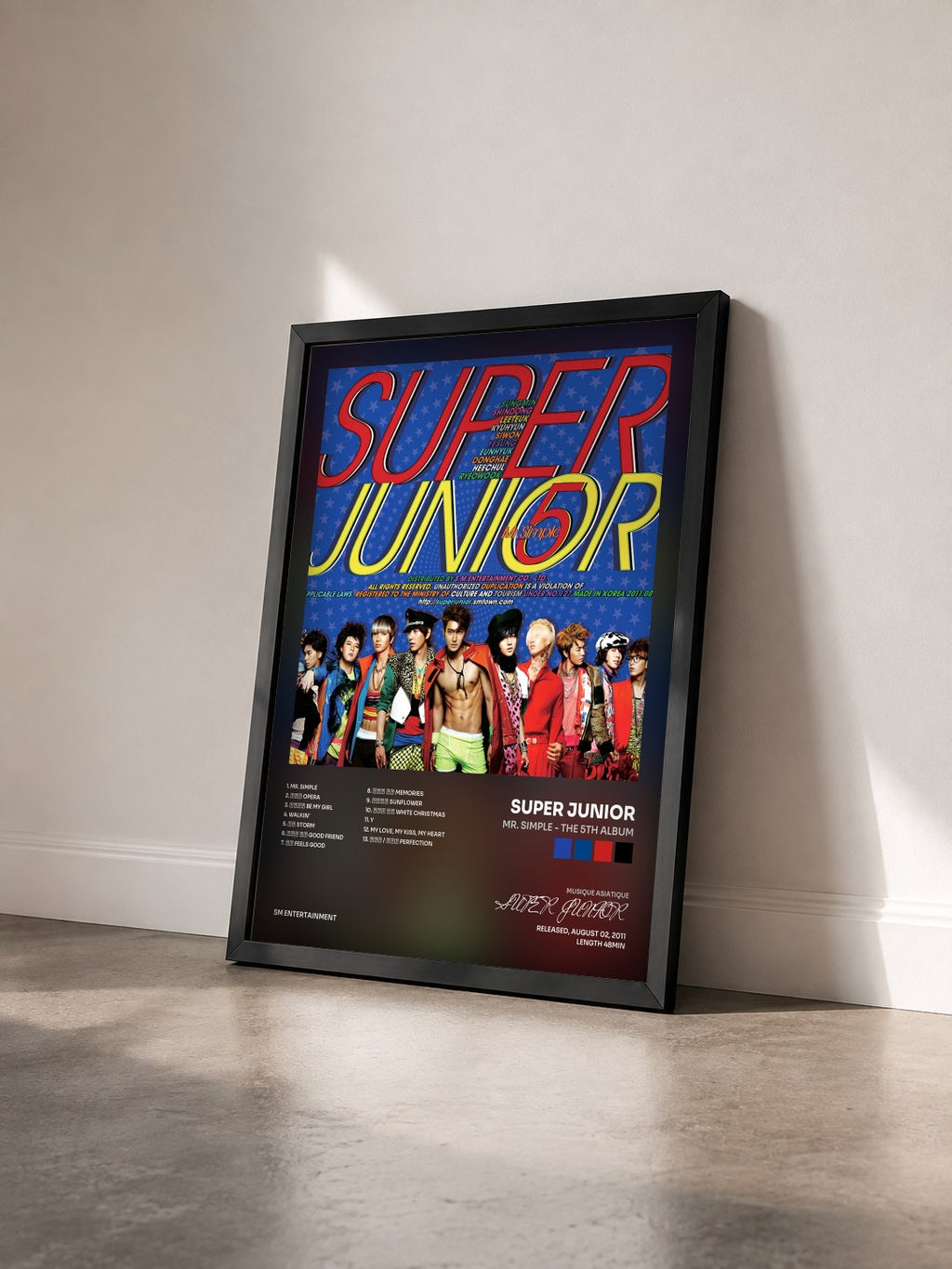 #noir Tableau de l'album Mr. Simple - The 5th Album de SUPER JUNIOR vu de trois quarts, cadre noir