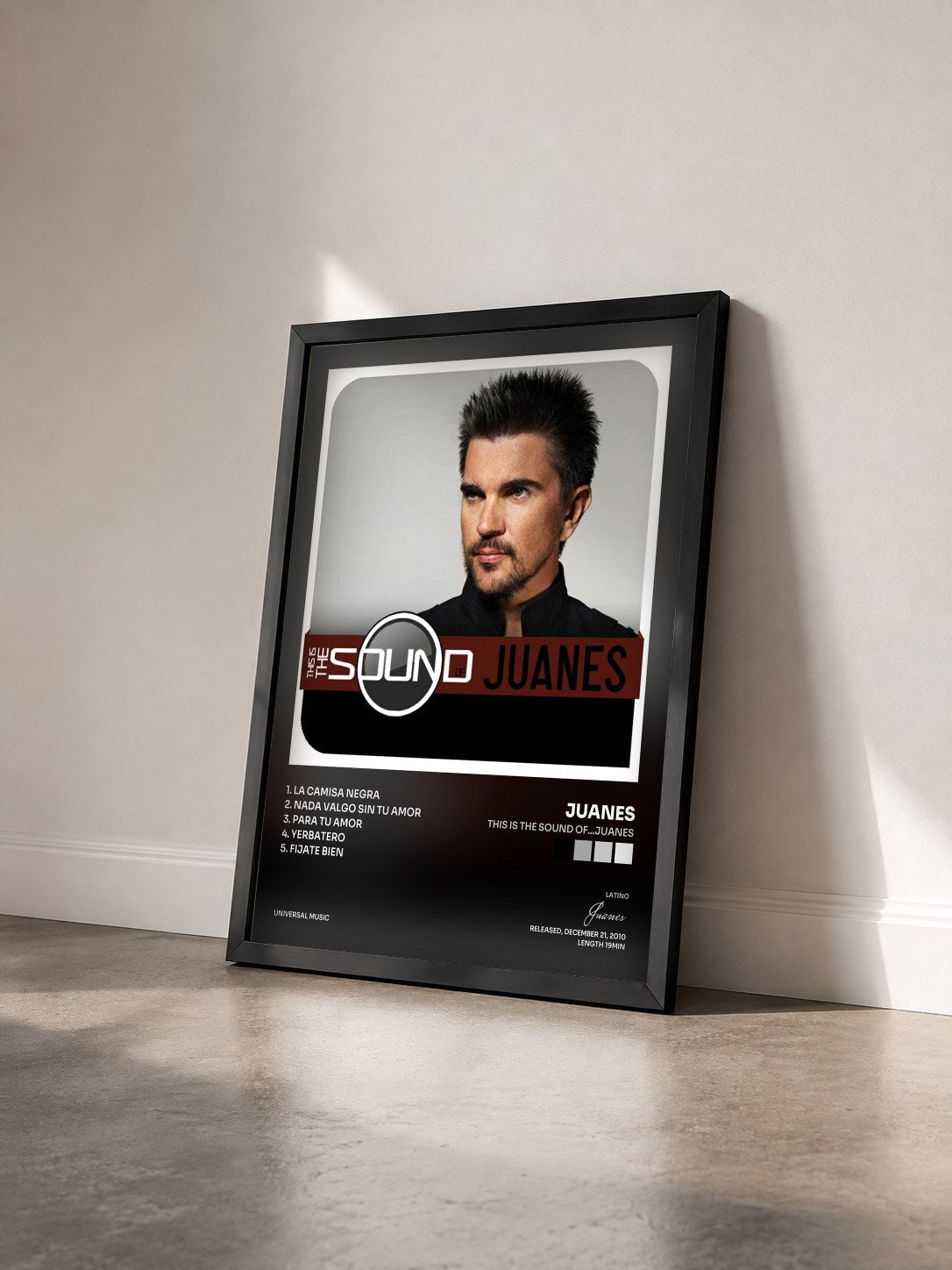 #noir Tableau de l'album This Is The Sound Of...Juanes de Juanes vu de trois quarts, cadre noir