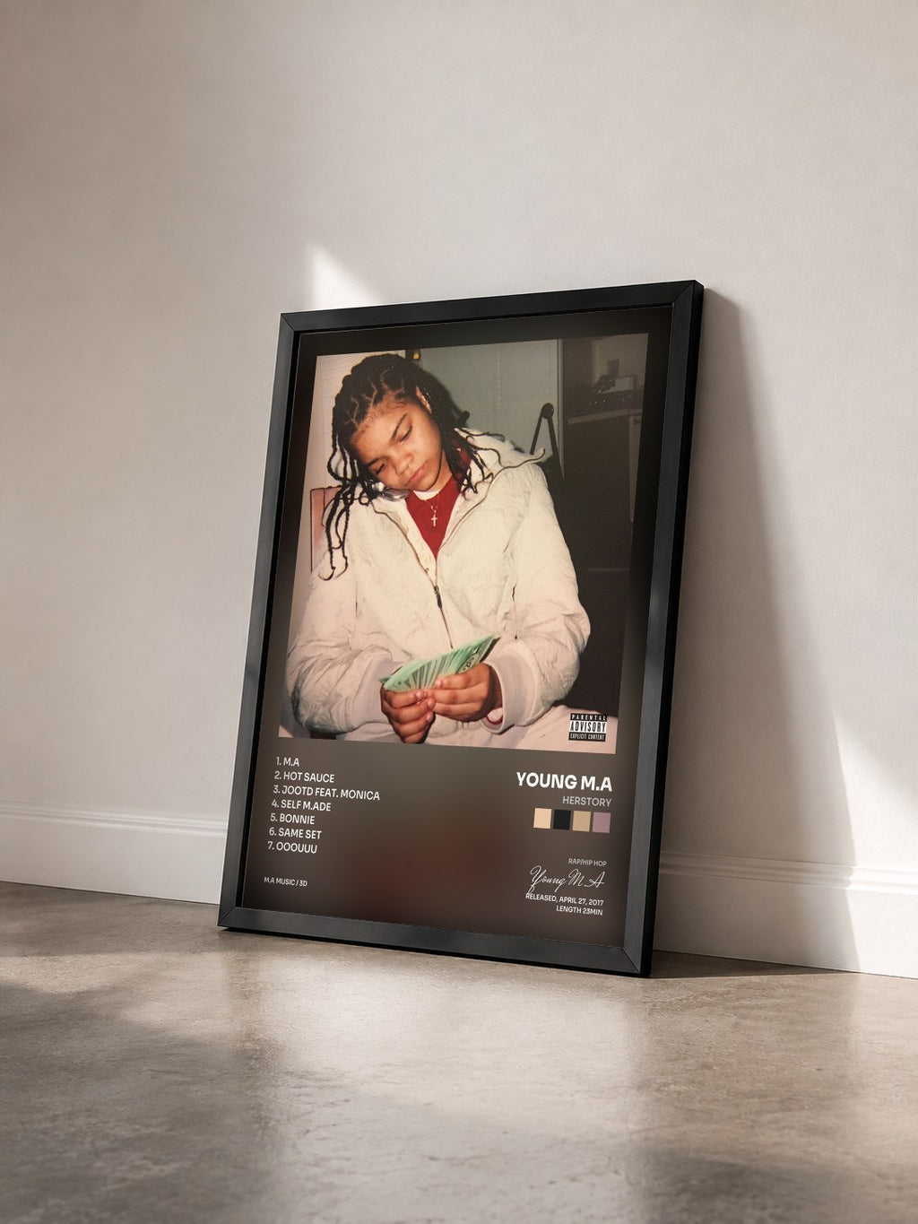 #noir Tableau de l'album Herstory de Young M.A vu de trois quarts, cadre noir