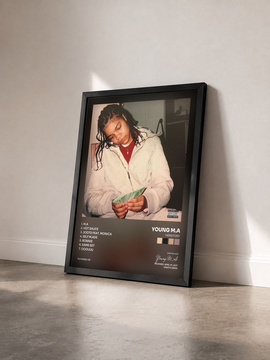 #noir Tableau de l'album Herstory de Young M.A vu de trois quarts, cadre noir
