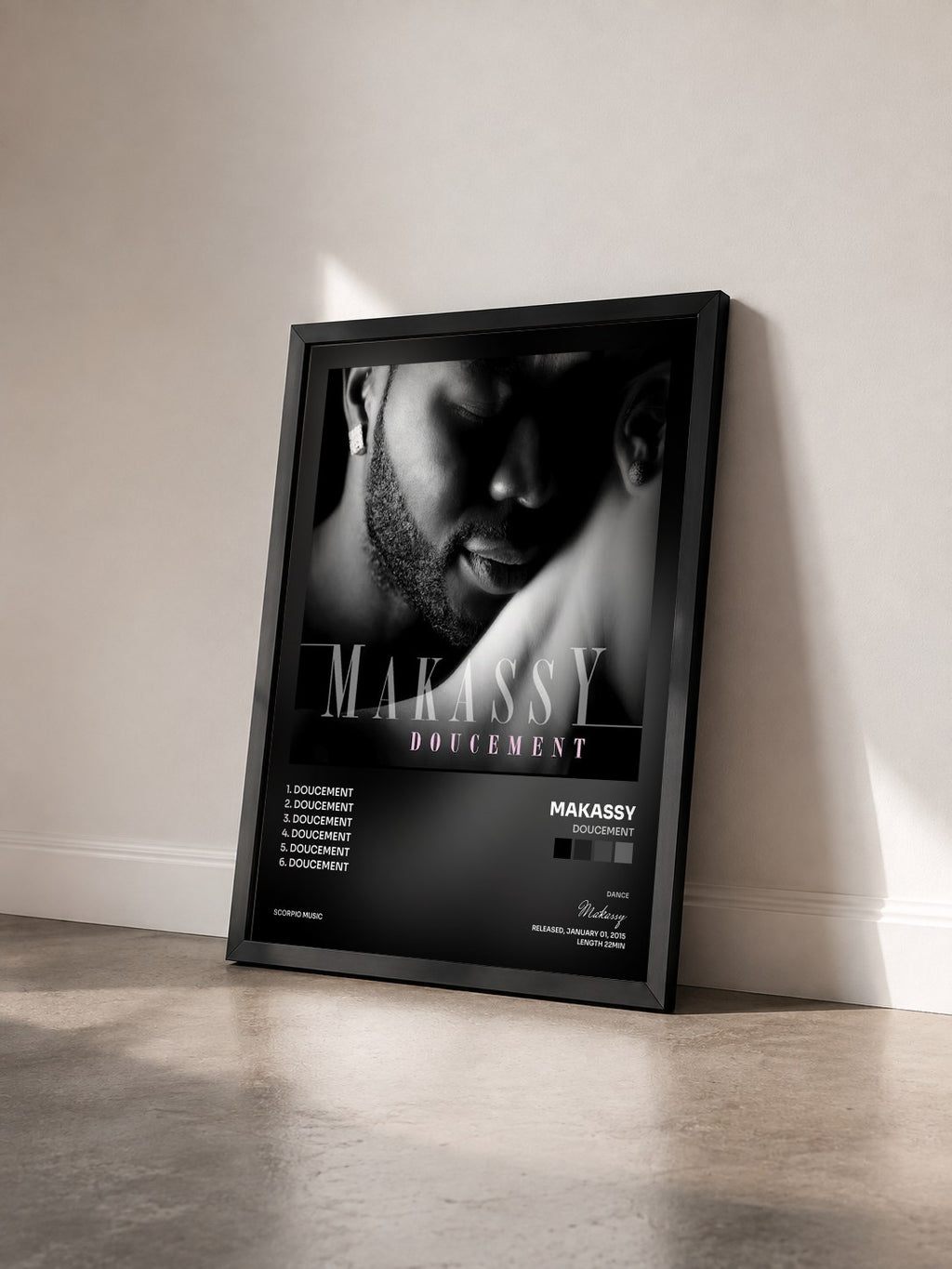 #noir Tableau de l'album Doucement de Makassy vu de trois quarts, cadre noir