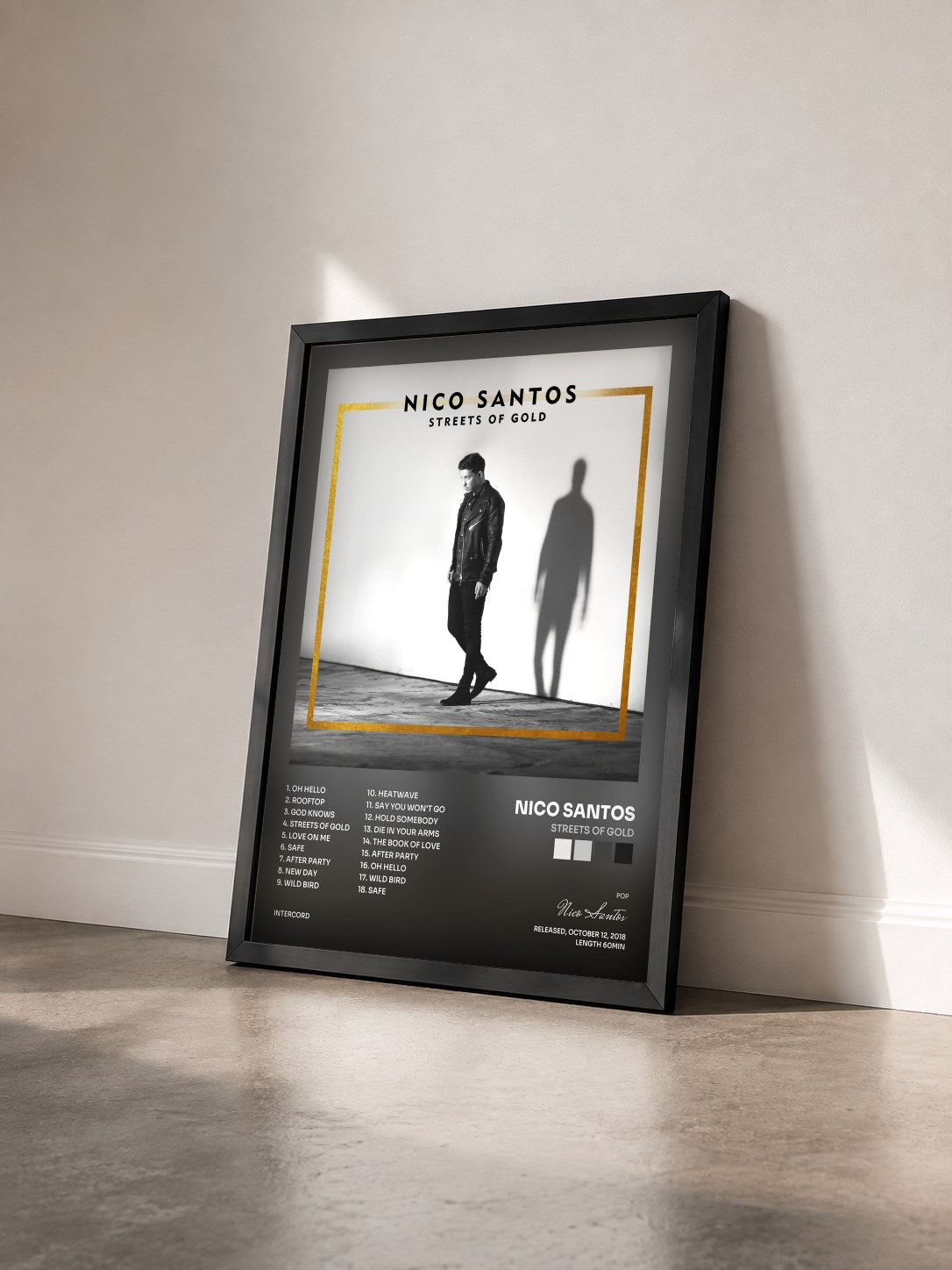 #noir Tableau de l'album Streets Of Gold de Nico Santos vu de trois quarts, cadre noir
