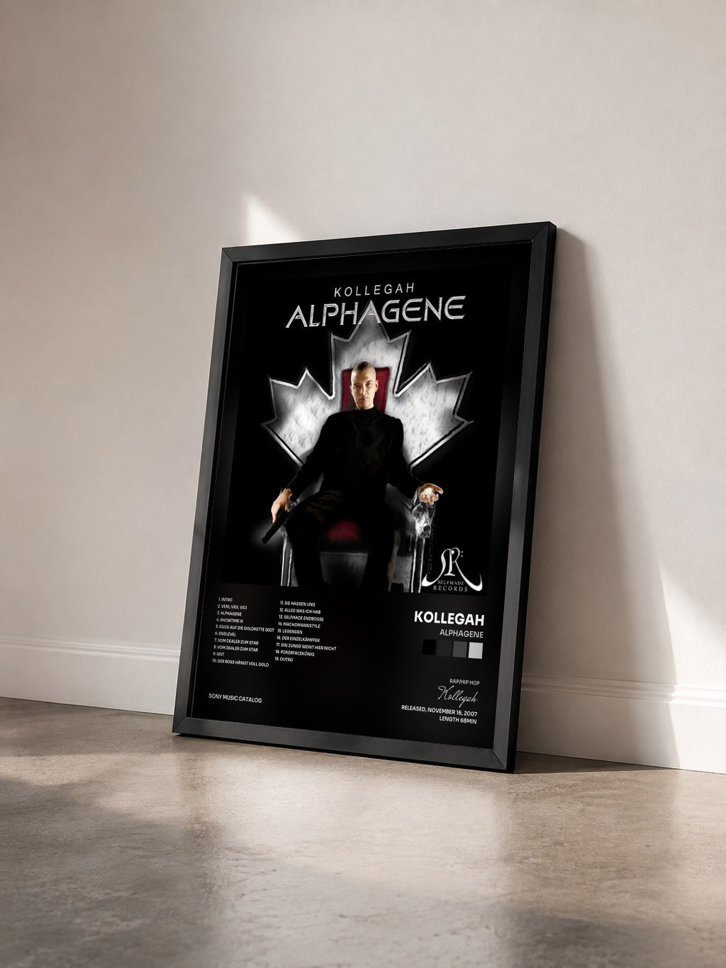#noir Tableau de l'album Alphagene de Kollegah vu de trois quarts, cadre noir