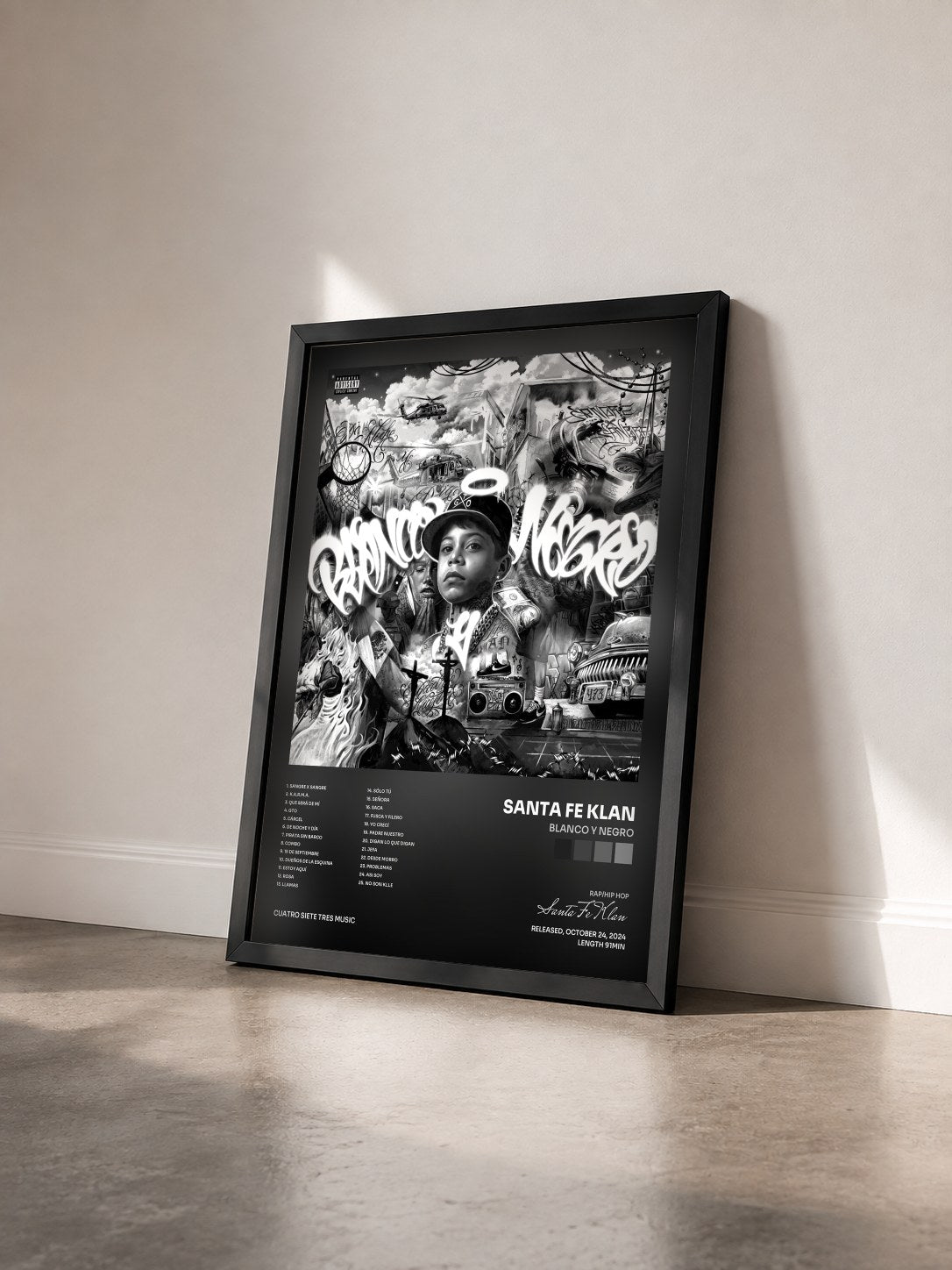 #noir Tableau de l'album BLANCO Y NEGRO de Santa Fe Klan vu de trois quarts, cadre noir