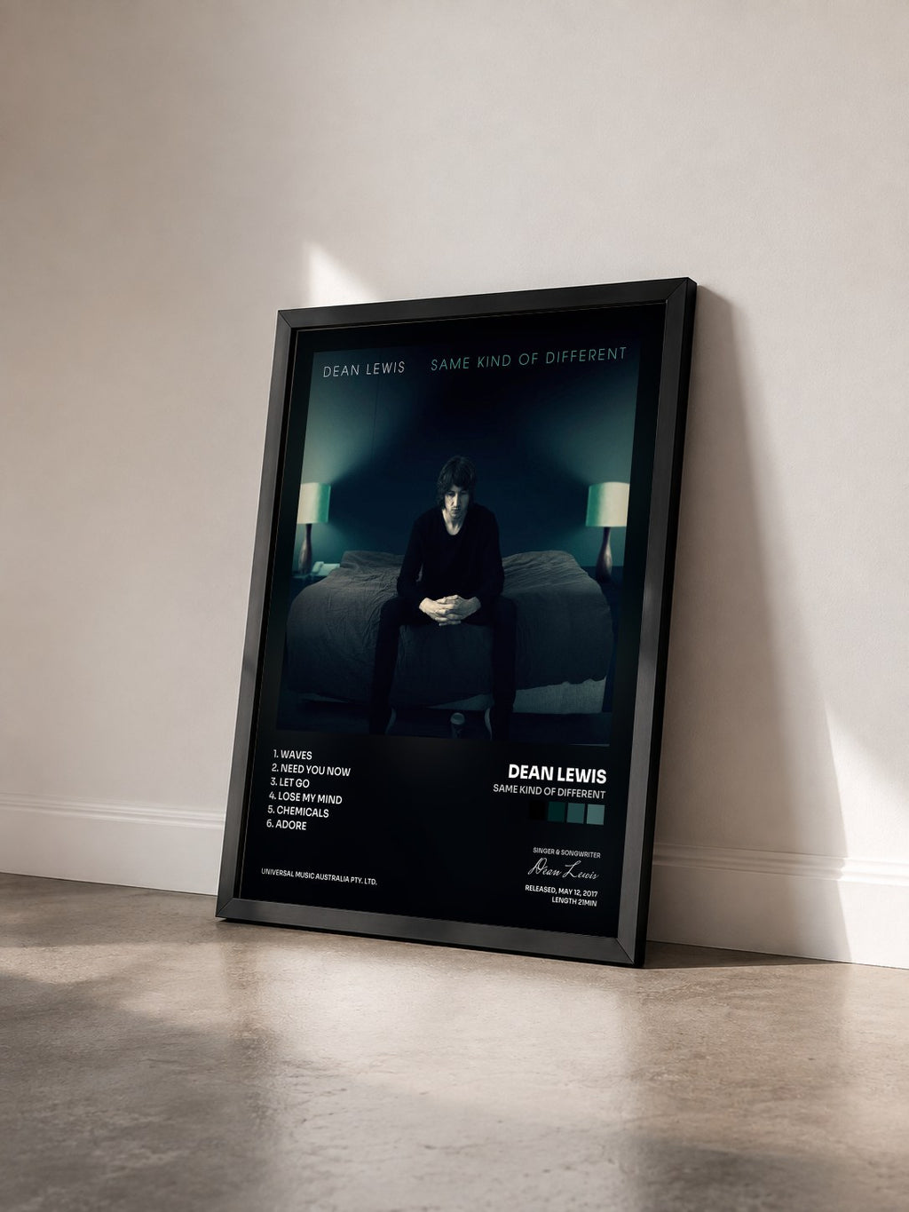 #noir Tableau de l'album Same Kind Of Different de Dean Lewis vu de trois quarts, cadre noir