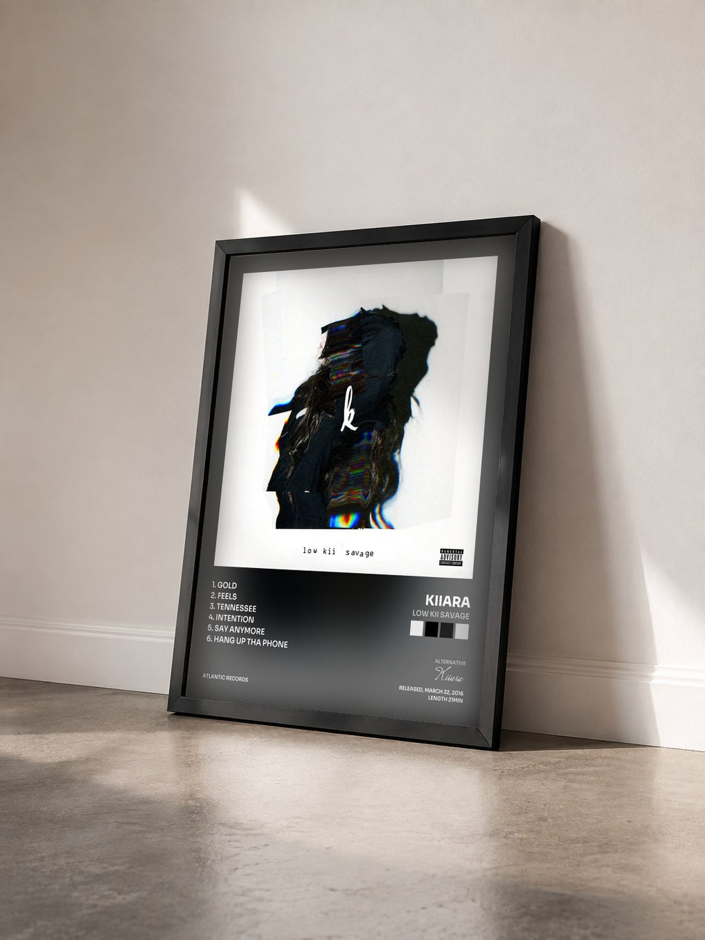 #noir Tableau de l'album low kii savage de Kiiara vu de trois quarts, cadre noir