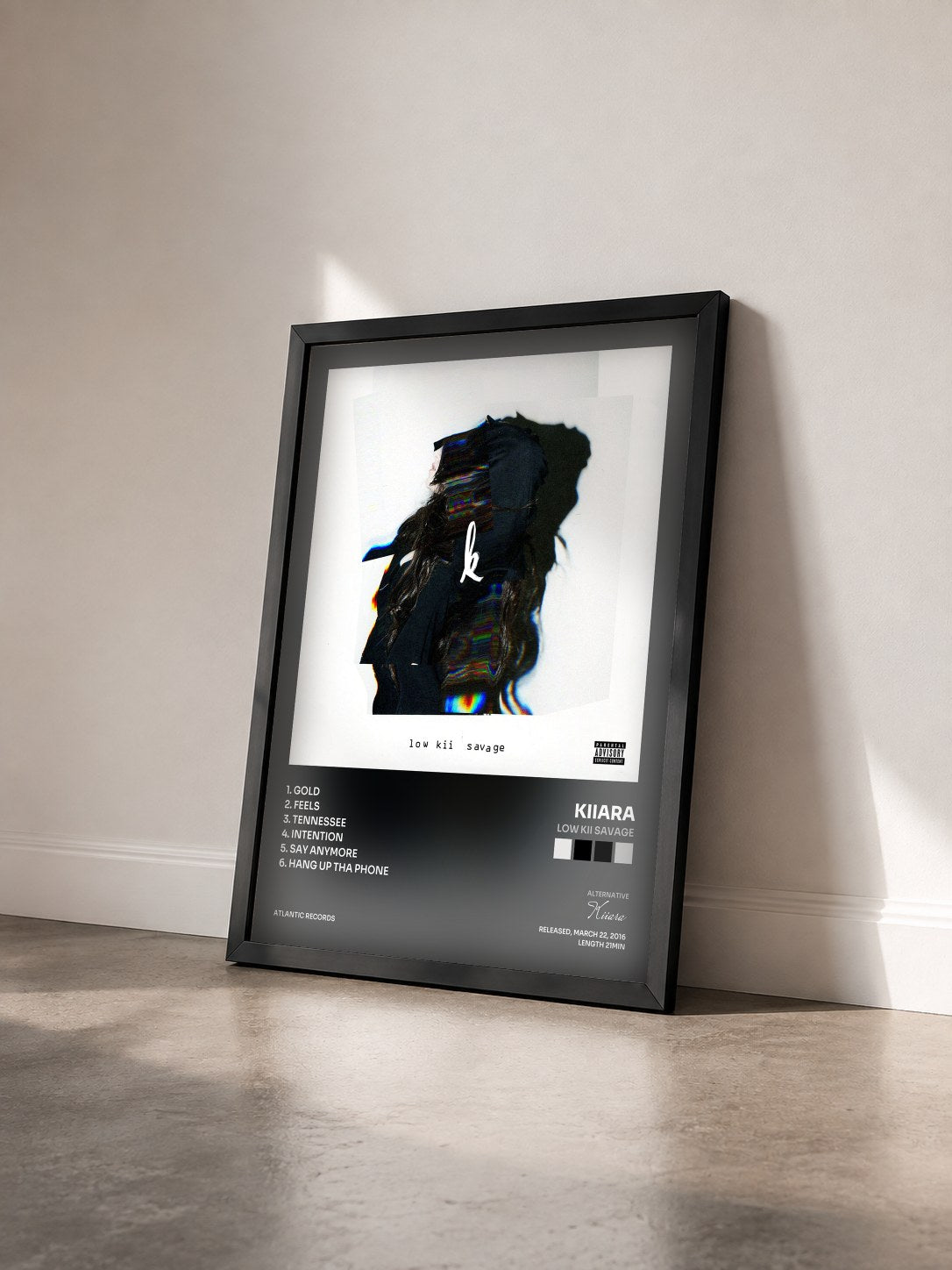 #noir Tableau de l'album low kii savage de Kiiara vu de trois quarts, cadre noir