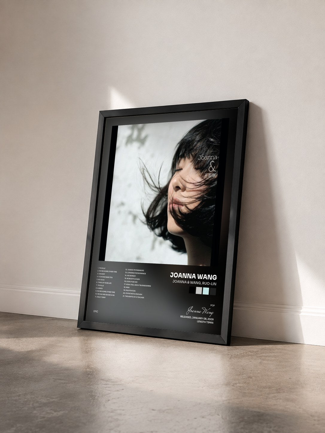 #noir Tableau de l'album Joanna & Wang, Ruo-Lin de Joanna Wang vu de trois quarts, cadre noir