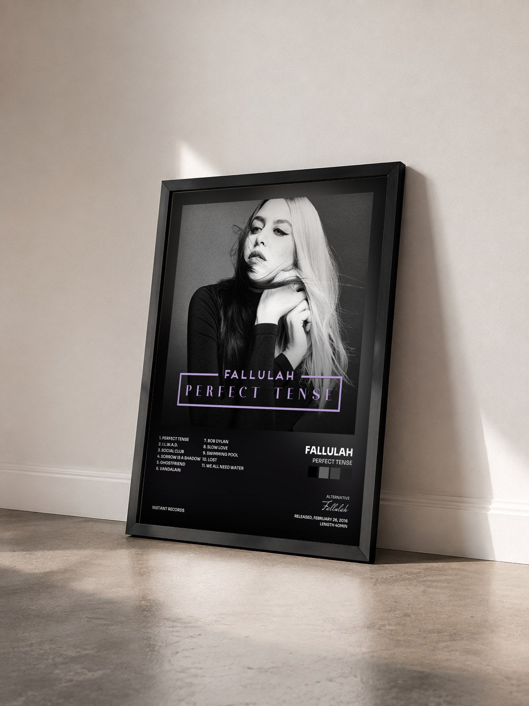 #noir Tableau de l'album Perfect Tense de Fallulah vu de trois quarts, cadre noir