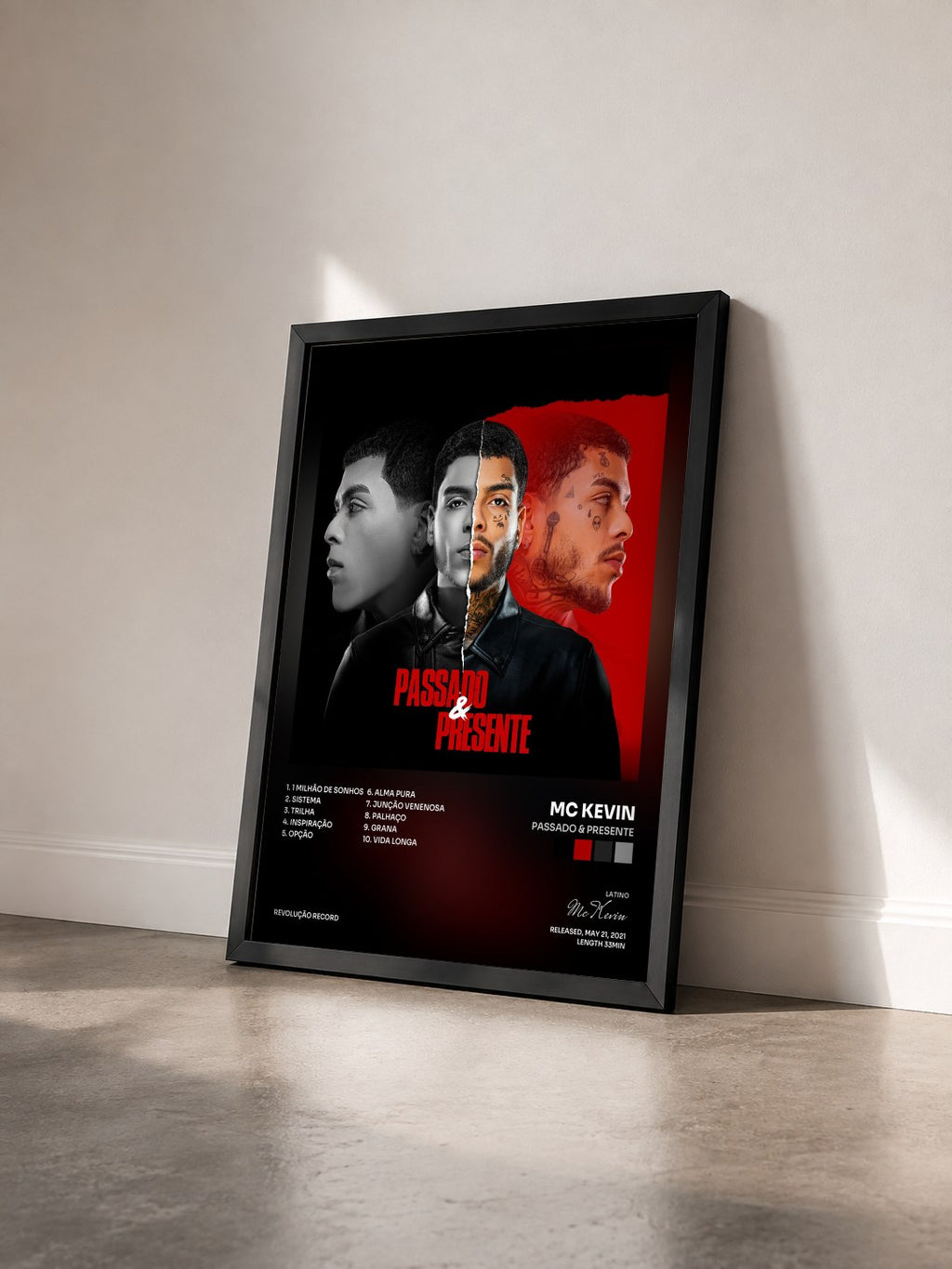 #noir Tableau de l'album Passado & Presente de Mc Kevin vu de trois quarts, cadre noir