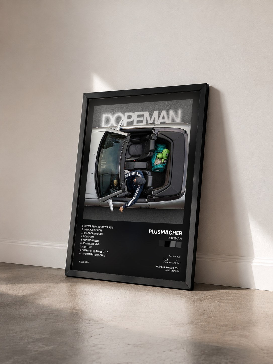 #noir Tableau de l'album Dopeman de Plusmacher vu de trois quarts, cadre noir