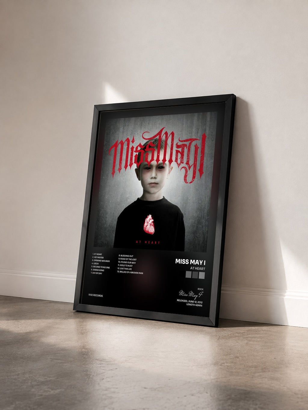 #noir Tableau de l'album At Heart de Miss May I vu de trois quarts, cadre noir
