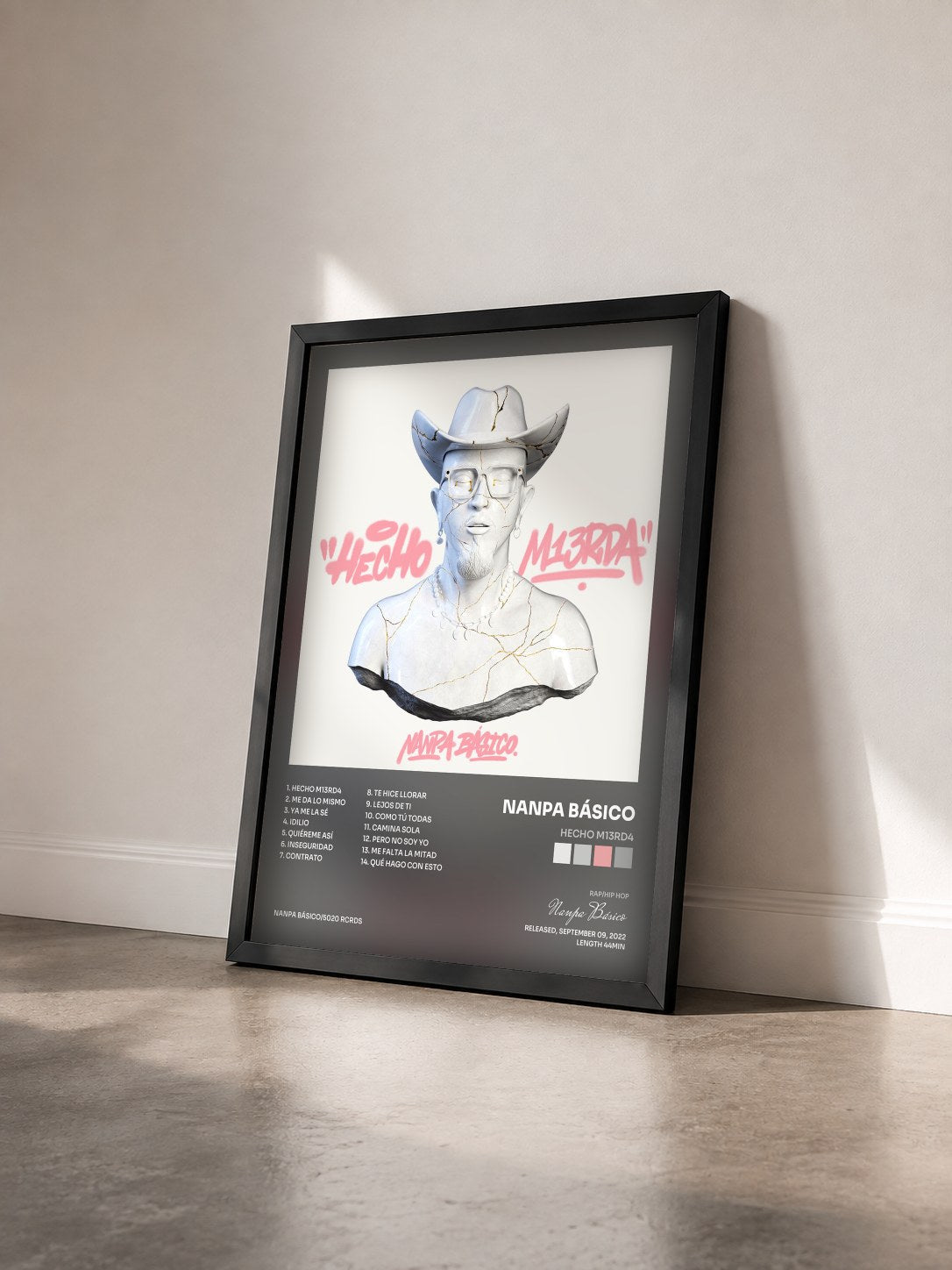 #noir Tableau de l'album HECHO M13RD4 de Nanpa Básico vu de trois quarts, cadre noir
