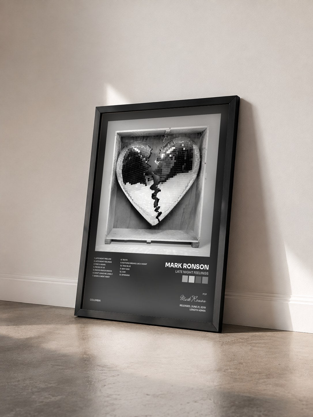 #noir Tableau de l'album Late Night Feelings de Mark Ronson vu de trois quarts, cadre noir