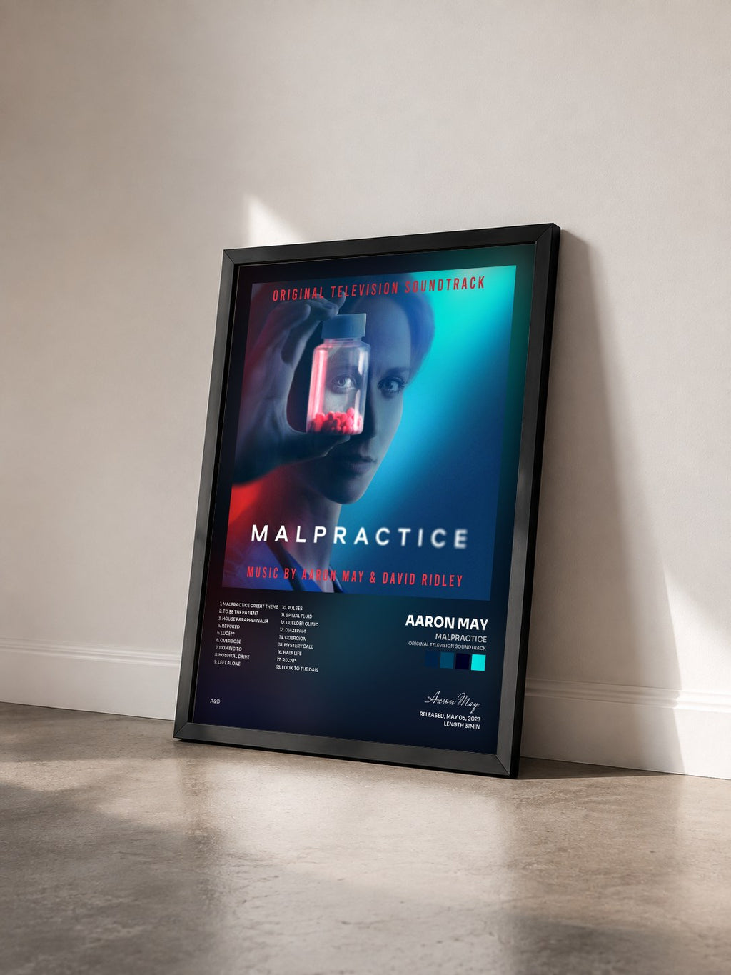 #noir Tableau de l'album Malpractice (Original Television Soundtrack) de Aaron May vu de trois quarts, cadre noir