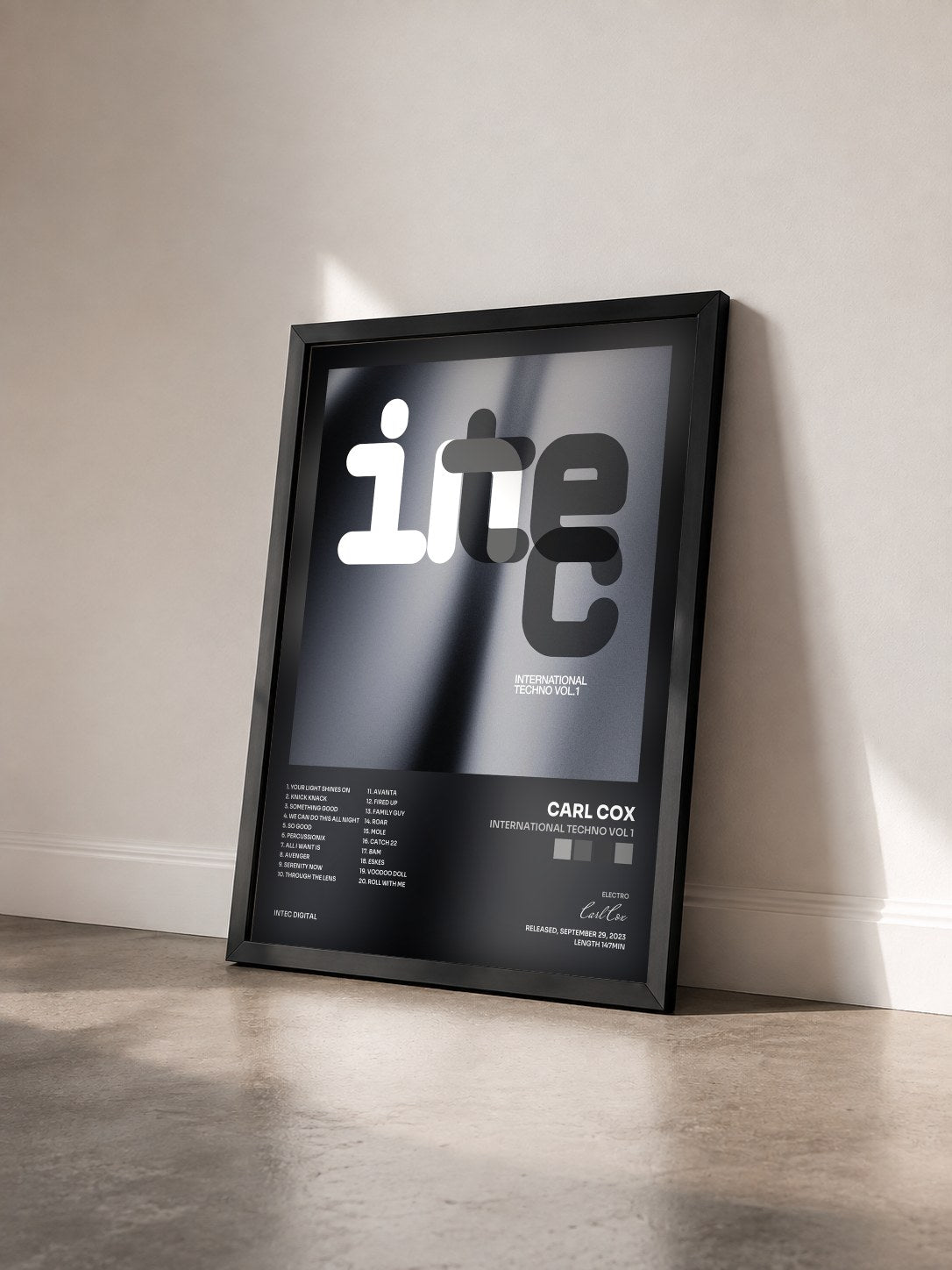 #noir Tableau de l'album International Techno Vol 1 de Carl Cox vu de trois quarts, cadre noir
