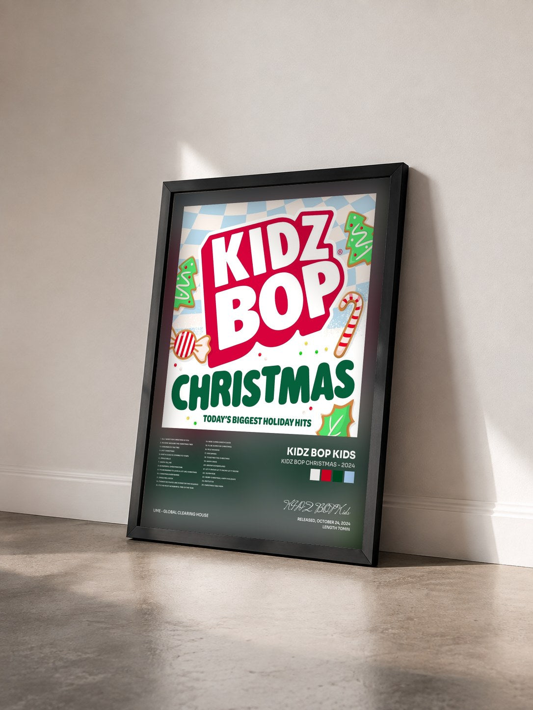 #noir Tableau de l'album KIDZ BOP Christmas - 2024 de KIDZ BOP Kids vu de trois quarts, cadre noir