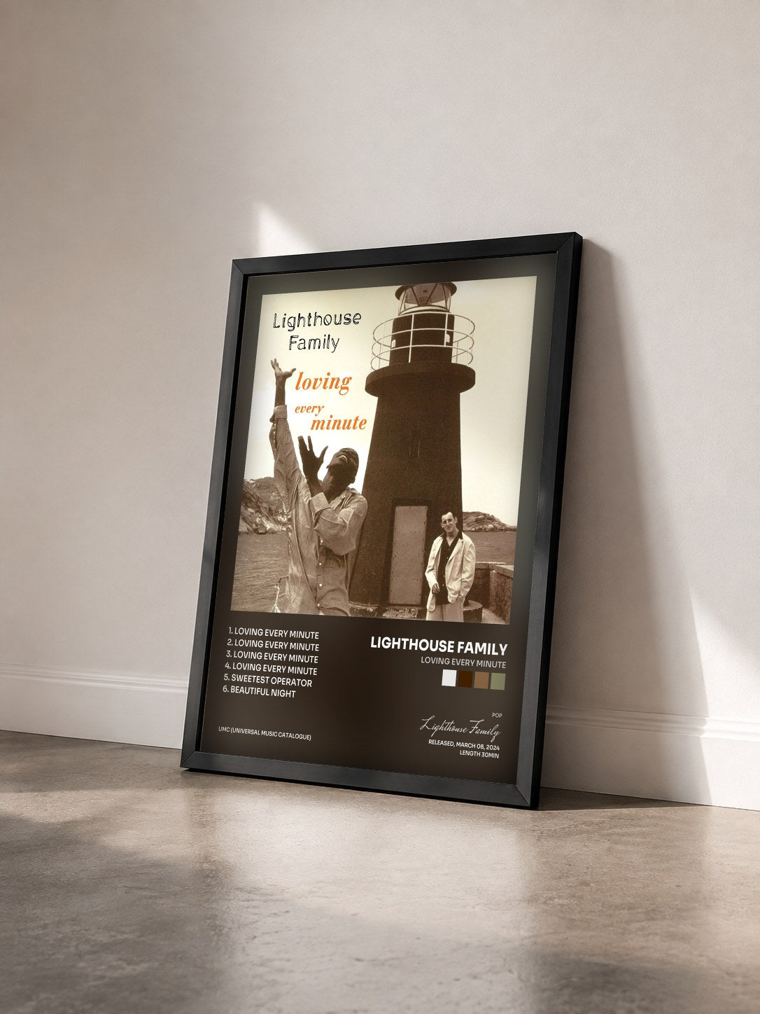 #noir Tableau de l'album Loving Every Minute de Lighthouse Family vu de trois quarts, cadre noir