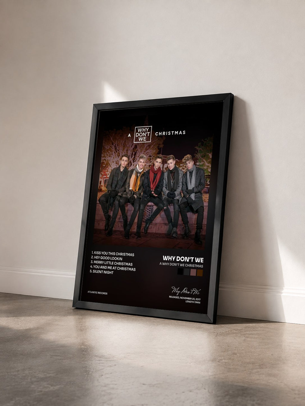 #noir Tableau de l'album A Why Don't We Christmas de Why Don't We vu de trois quarts, cadre noir