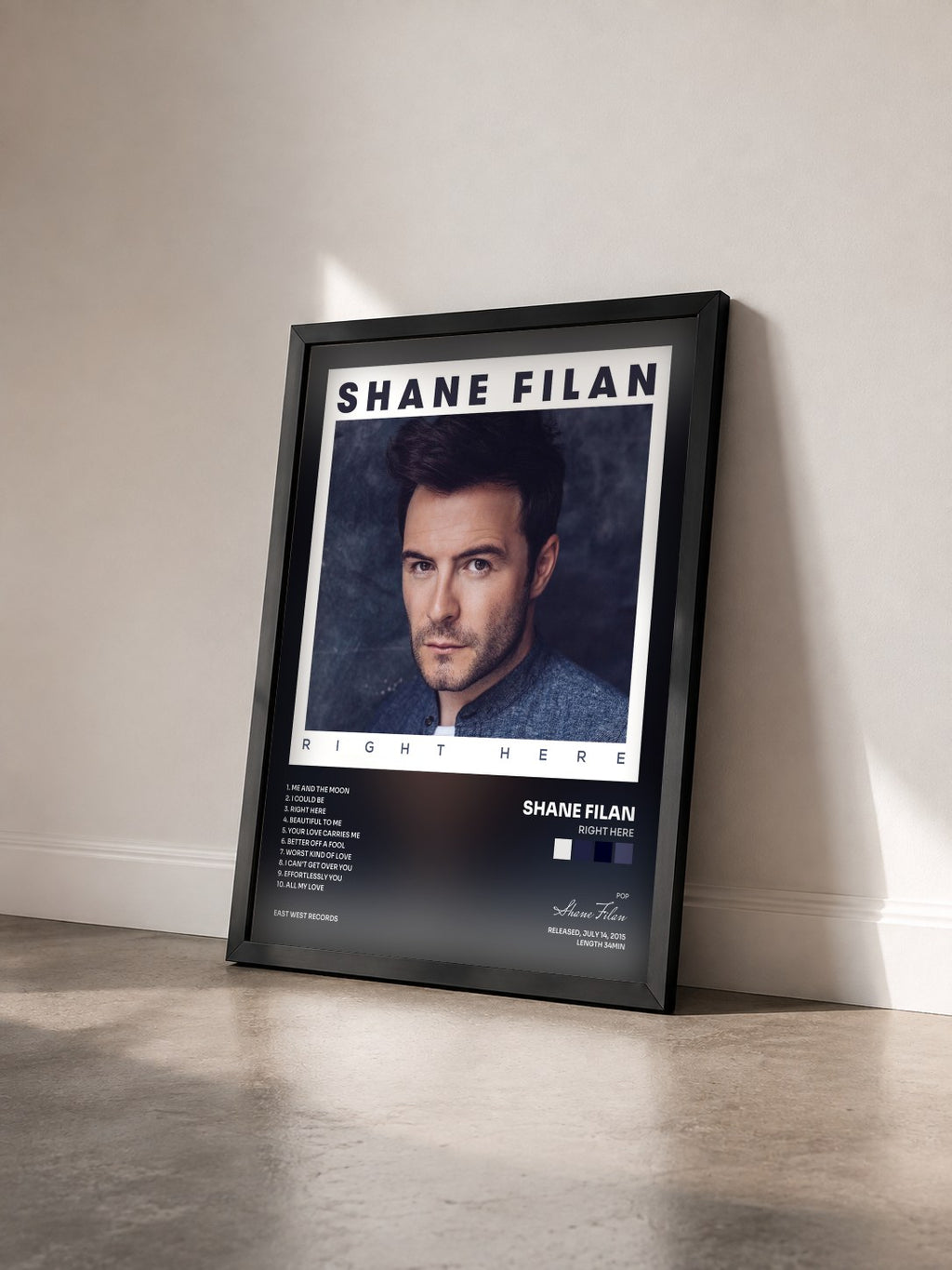 #noir Tableau de l'album Right Here de Shane Filan vu de trois quarts, cadre noir