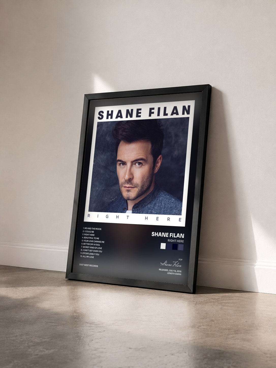 #noir Tableau de l'album Right Here de Shane Filan vu de trois quarts, cadre noir