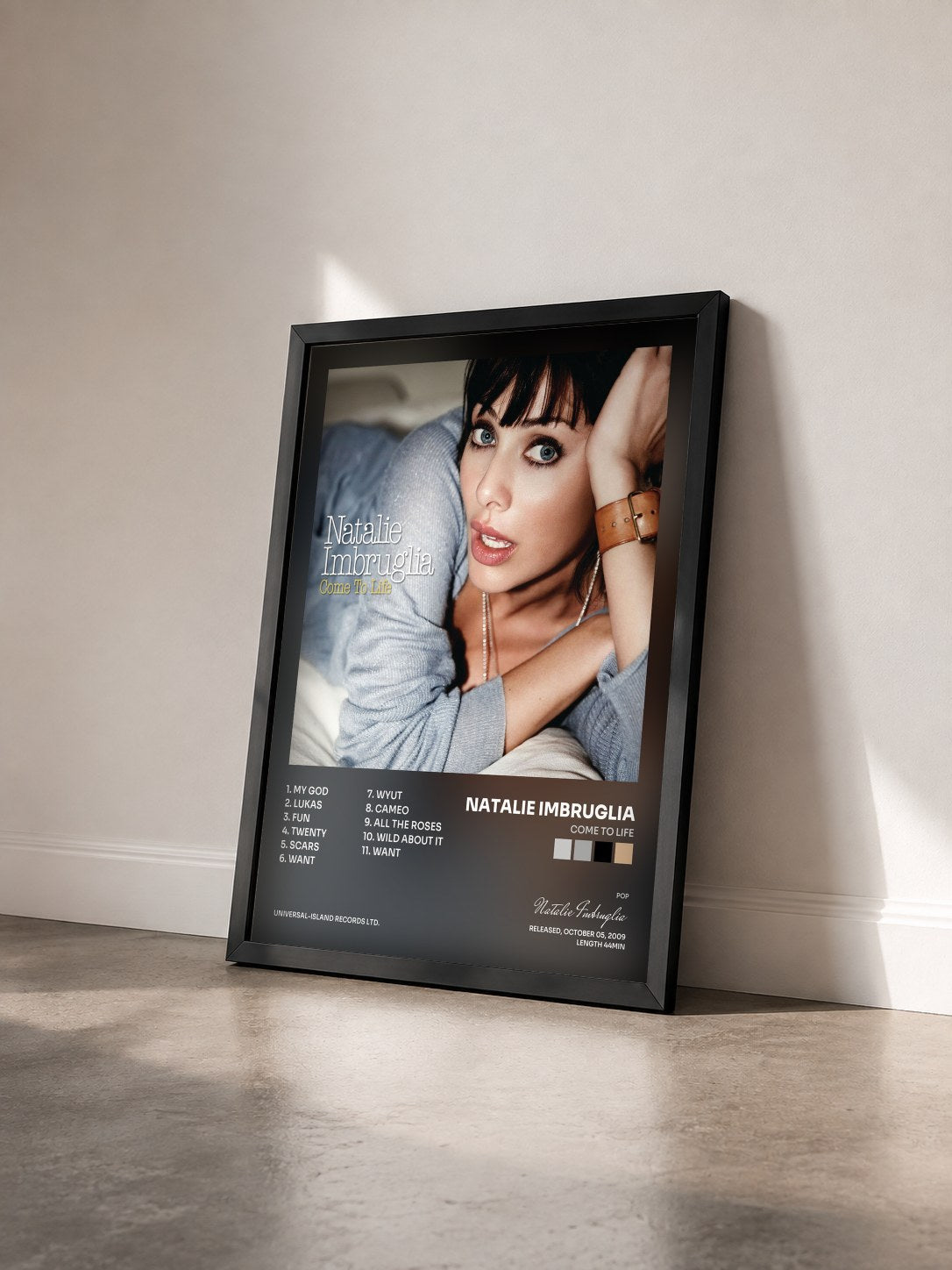 #noir Tableau de l'album Come To Life de Natalie Imbruglia vu de trois quarts, cadre noir