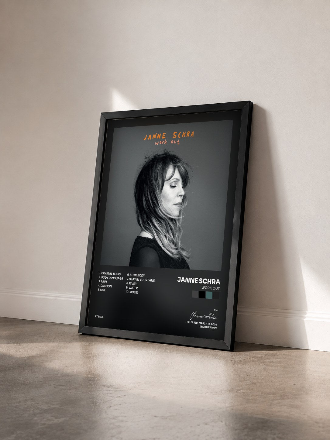 #noir Tableau de l'album Work Out de Janne Schra vu de trois quarts, cadre noir