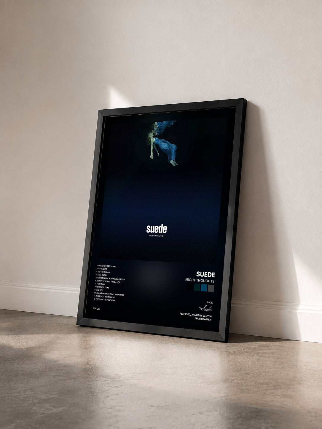 #noir Tableau de l'album Night Thoughts de Suede vu de trois quarts, cadre noir