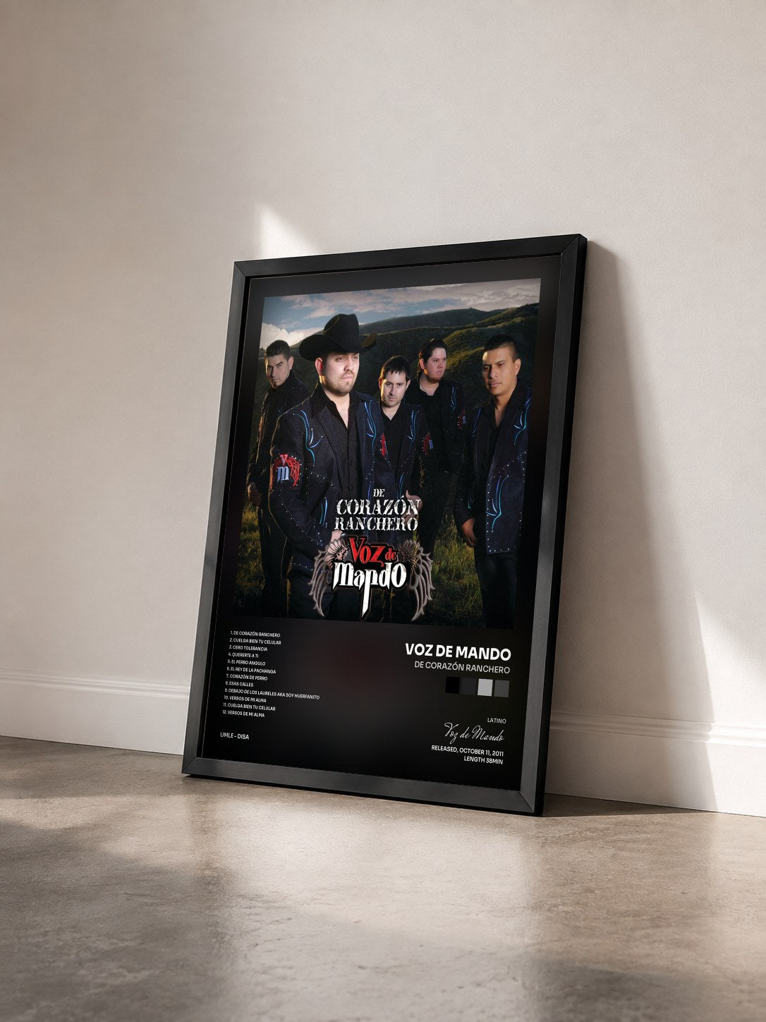 #noir Tableau de l'album De Corazón Ranchero de Voz de Mando vu de trois quarts, cadre noir