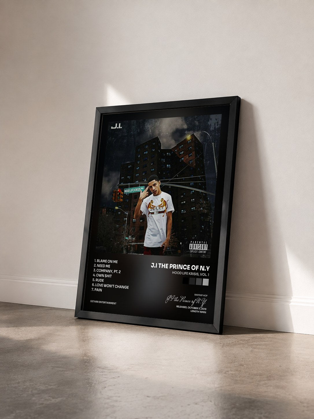 #noir Tableau de l'album Hood Life Krisis, Vol. 1 de J.I the Prince of N.Y vu de trois quarts, cadre noir