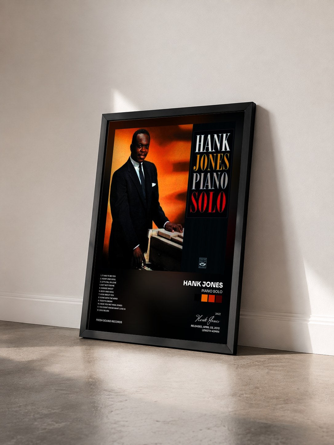 #noir Tableau de l'album Piano Solo de Hank Jones vu de trois quarts, cadre noir