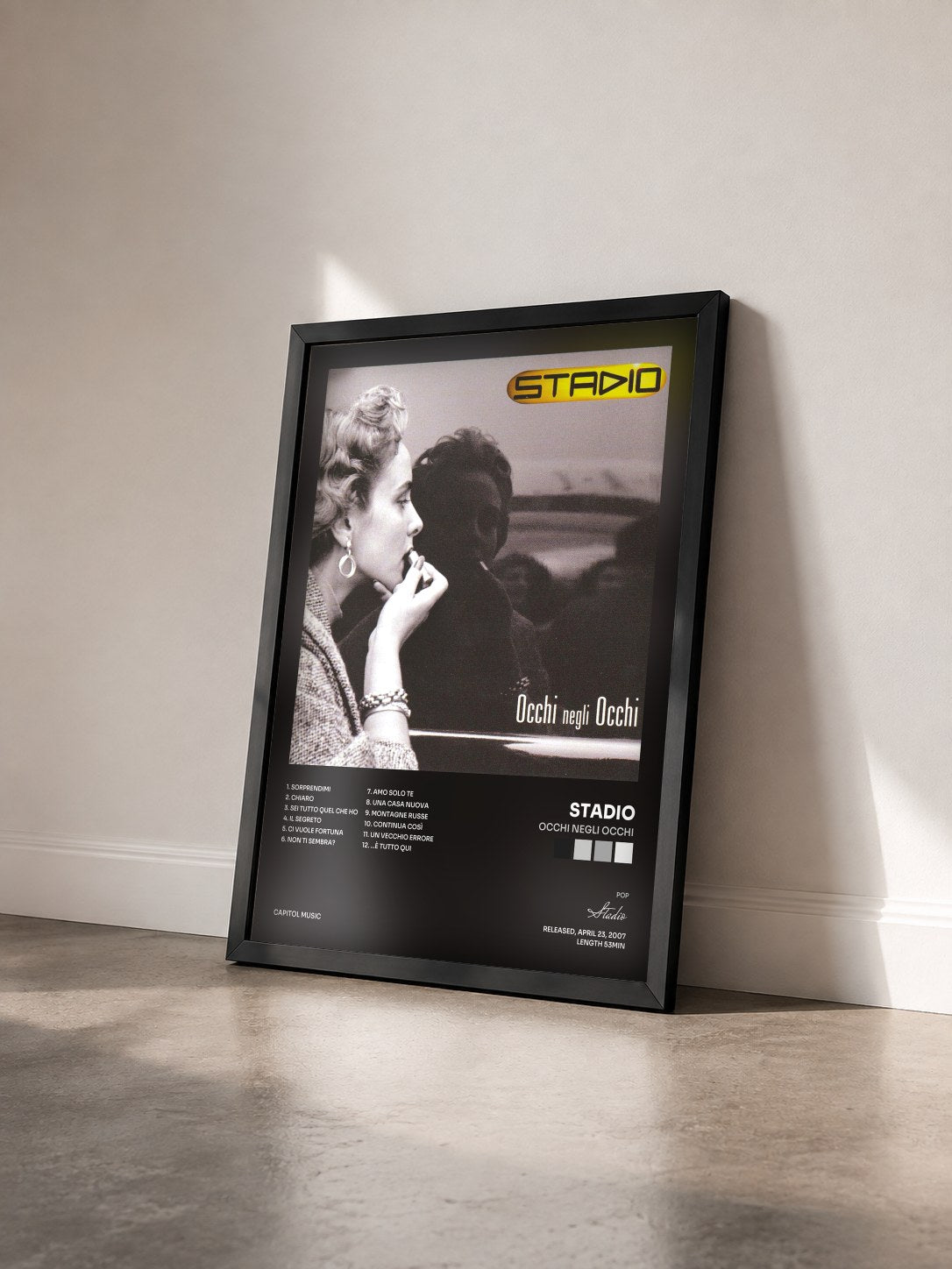#noir Tableau de l'album Occhi Negli Occhi de Stadio vu de trois quarts, cadre noir