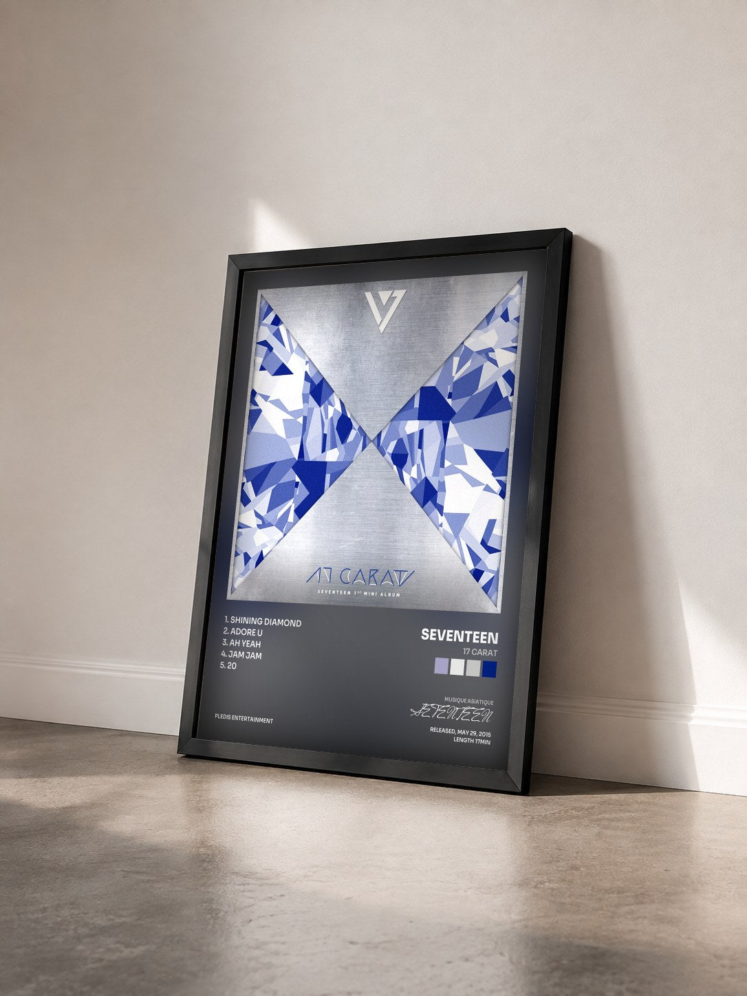 #noir Tableau de l'album 17 CARAT de SEVENTEEN vu de trois quarts, cadre noir
