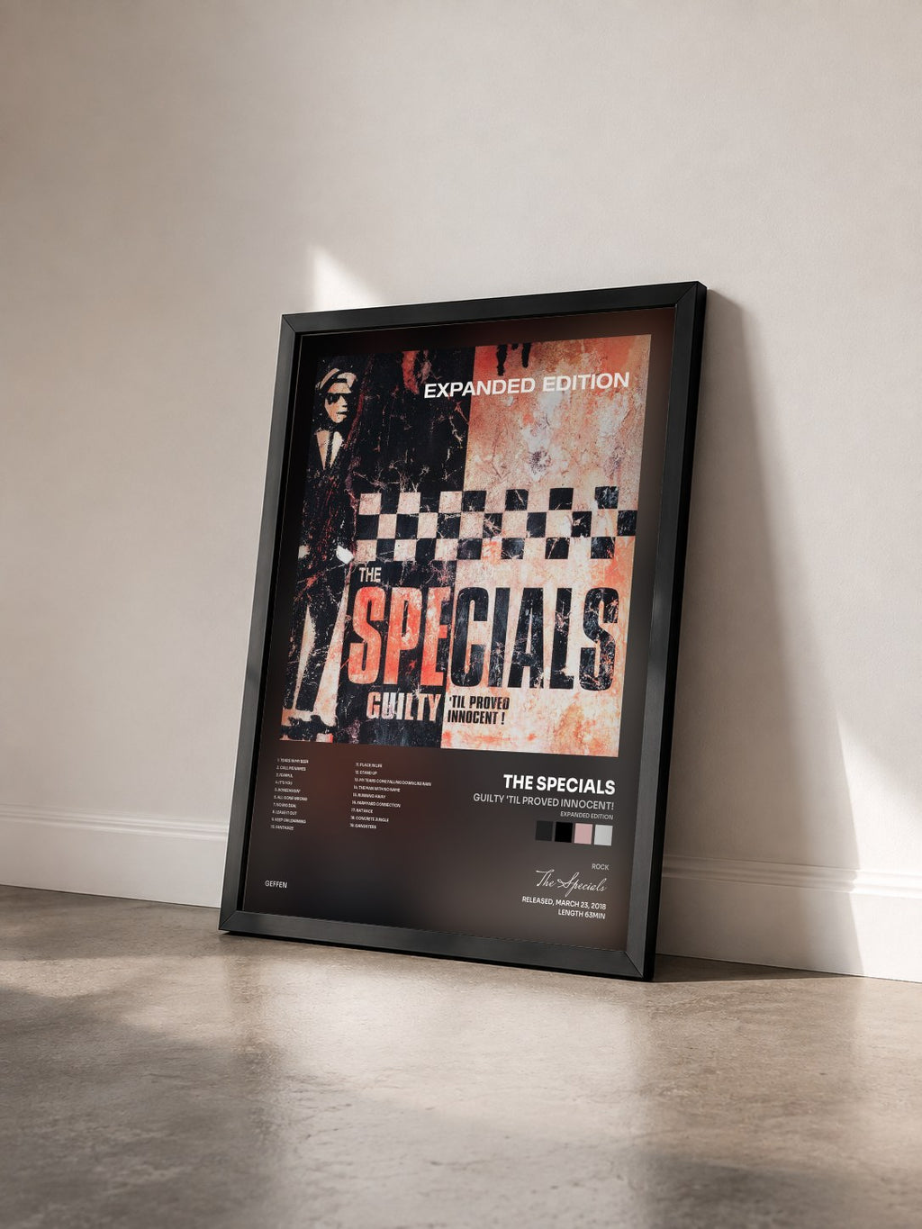 #noir Tableau de l'album Guilty 'Til Proved Innocent! (Expanded Edition) de The Specials vu de trois quarts, cadre noir