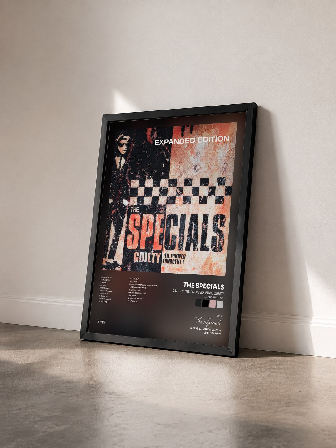 #noir Tableau de l'album Guilty 'Til Proved Innocent! (Expanded Edition) de The Specials vu de trois quarts, cadre noir