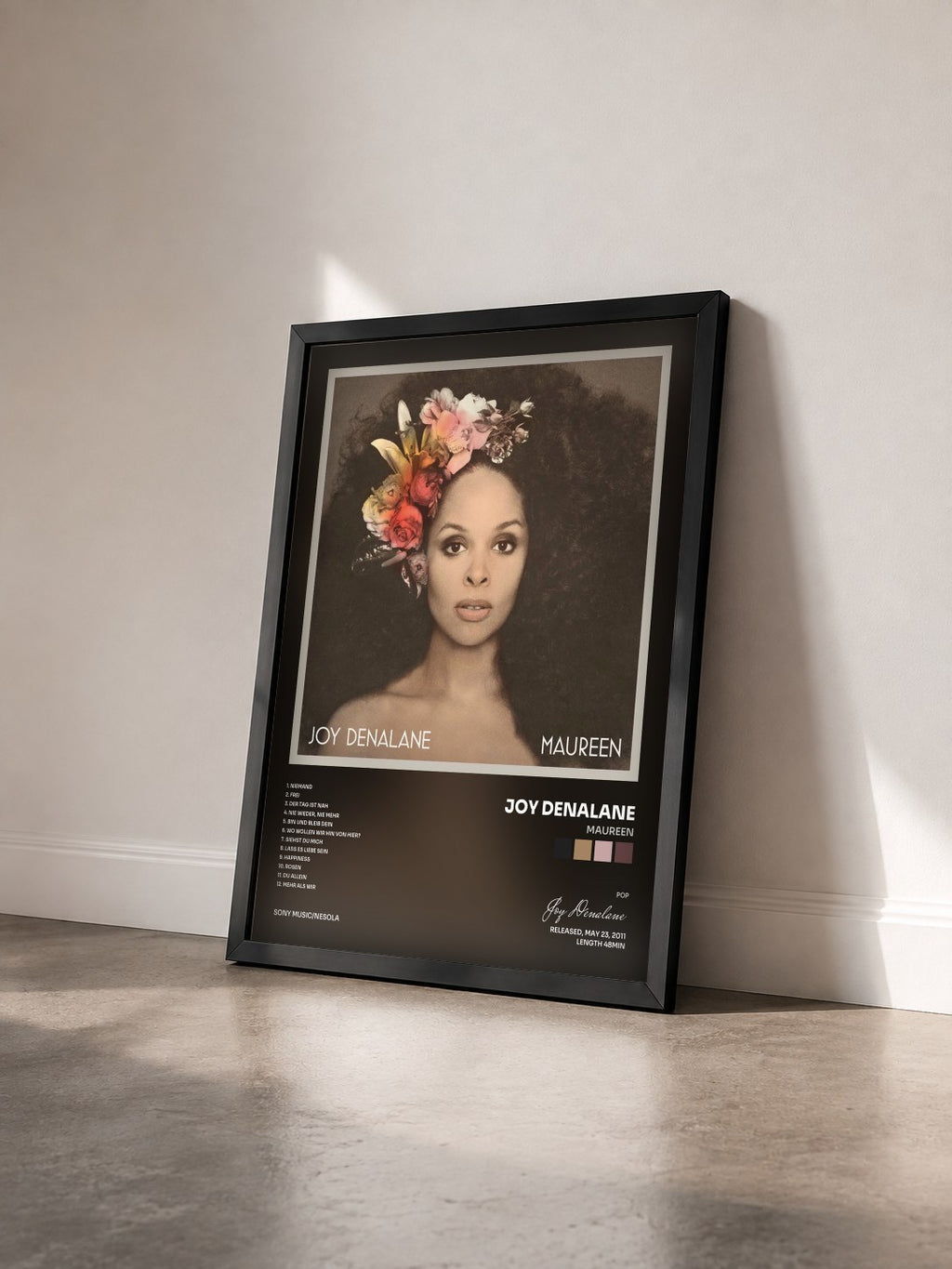 #noir Tableau de l'album Maureen de Joy Denalane vu de trois quarts, cadre noir