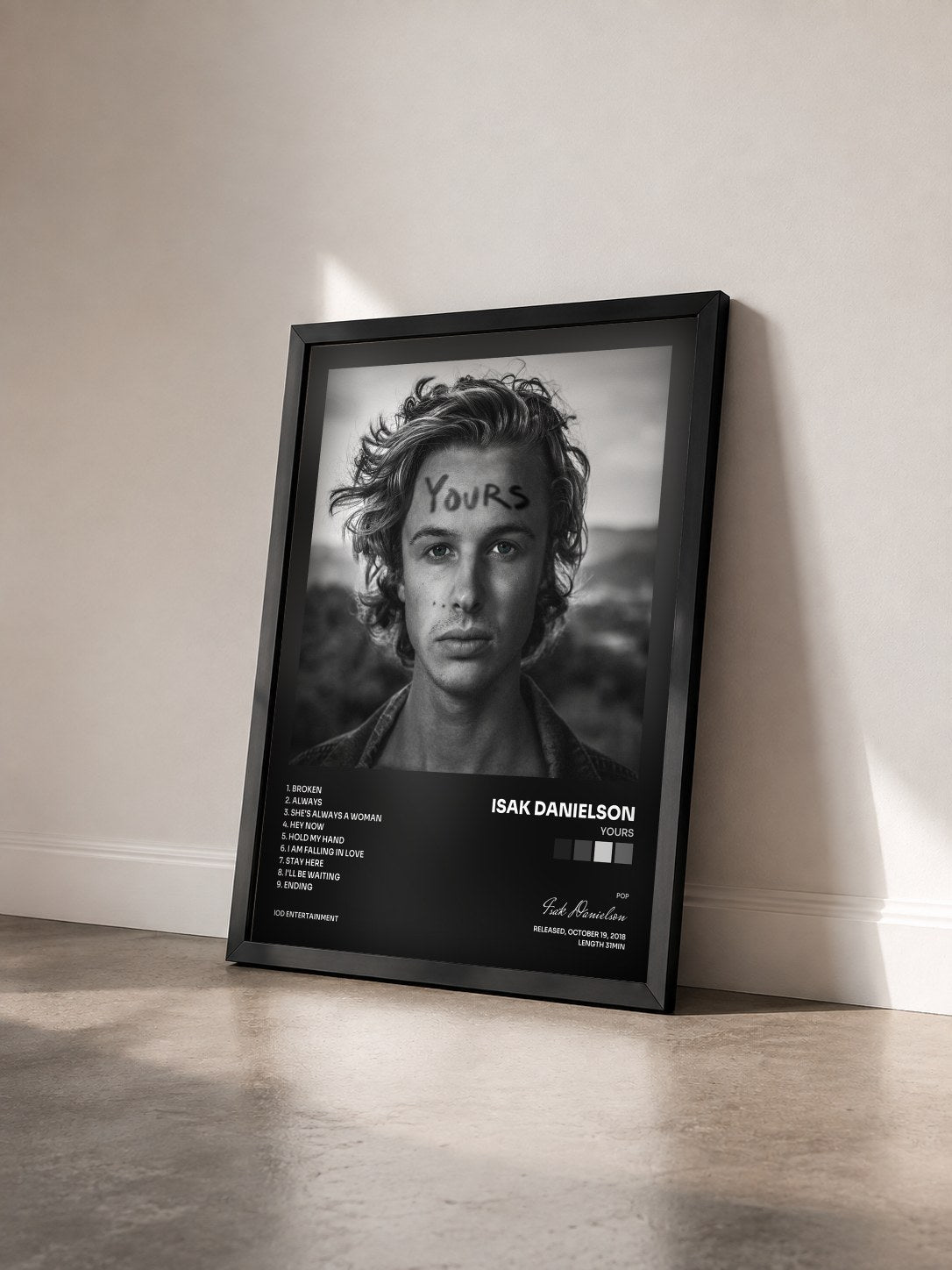 #noir Tableau de l'album Yours de Isak Danielson vu de trois quarts, cadre noir