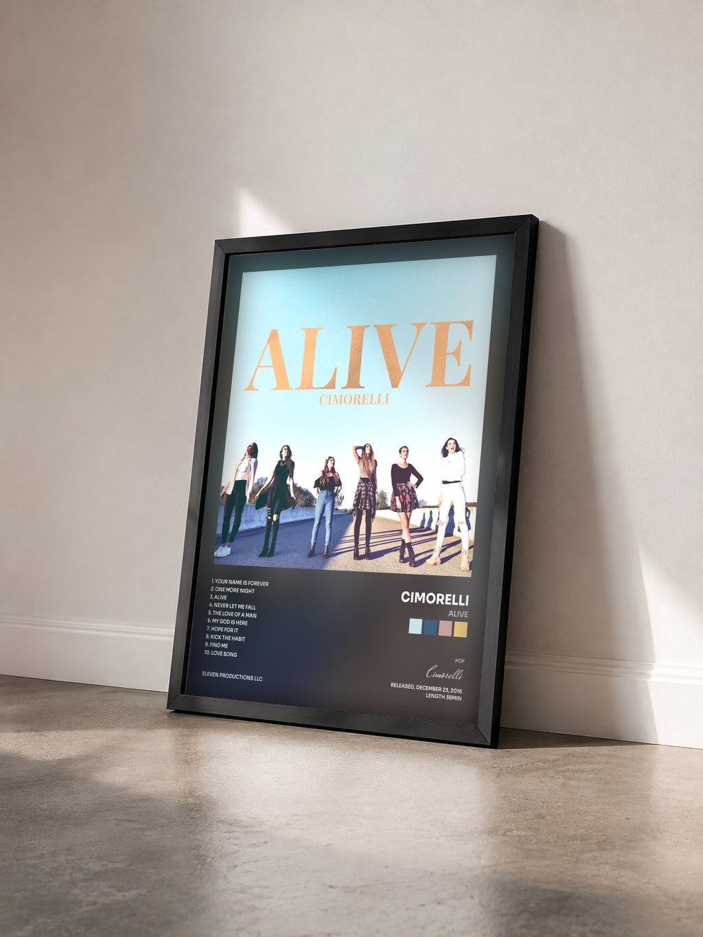 #noir Tableau de l'album Alive de Cimorelli vu de trois quarts, cadre noir
